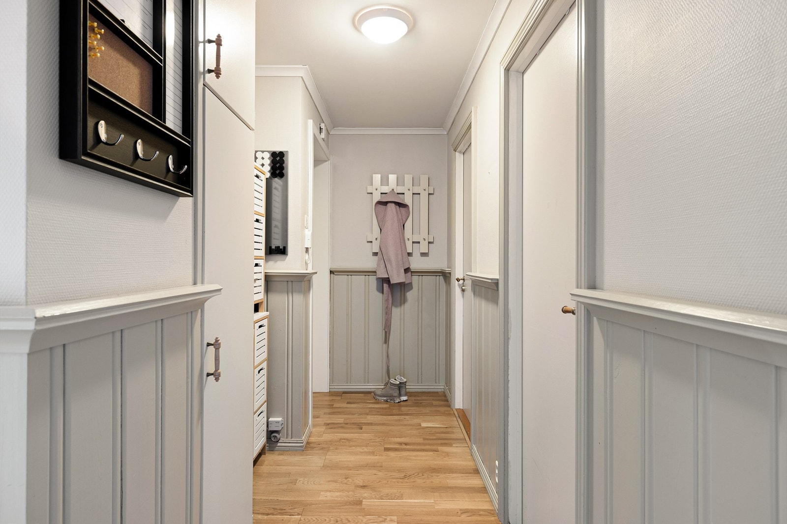 To av leilighetens soverom ligger i tilknytning til entréen. Galleribilde