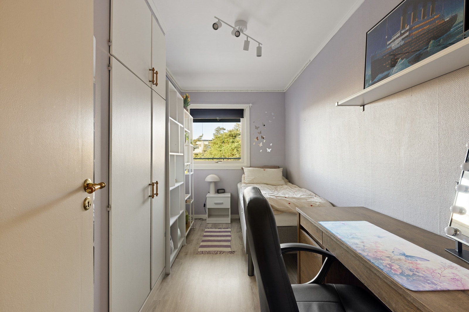 På samme side som kjøkkenet inngår også to soverom ´ca. 7,5 kvm. Begge er oppgradert med nytt laminatgulv i 2024. Galleribilde