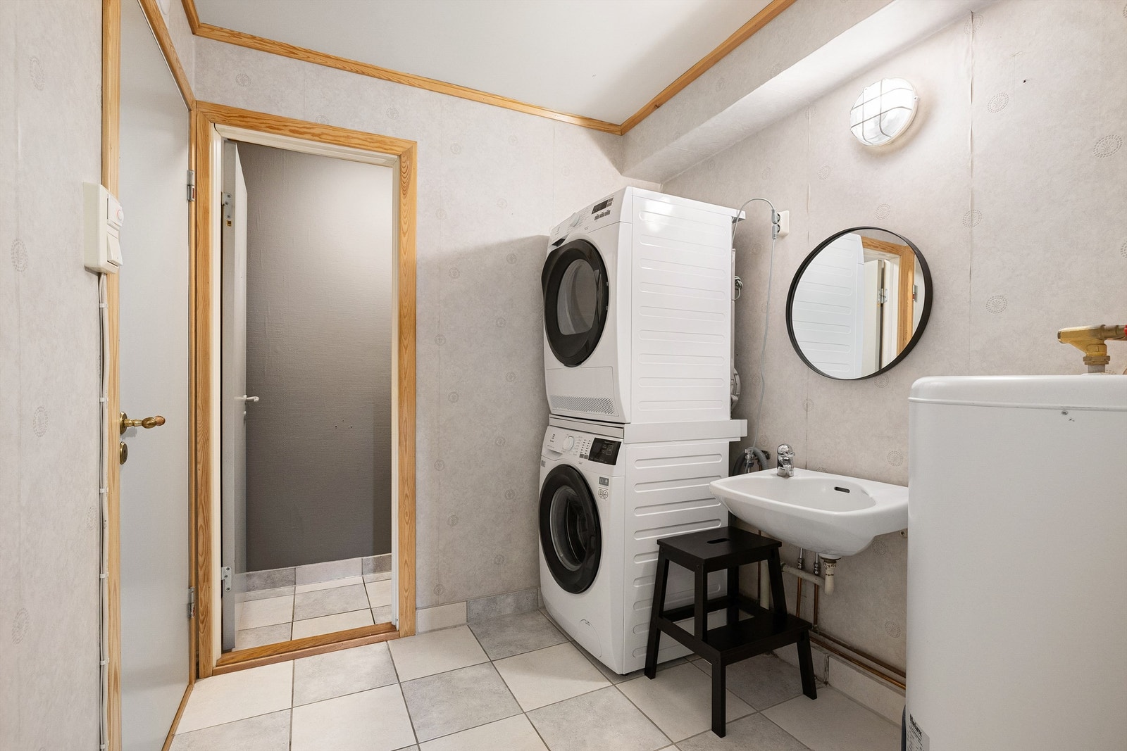 Samtidig med oppgradering er badet, vaskerommet og toalettrommet i mange tilsvarende leiligheter slått sammen til ett stort bad. Galleribilde