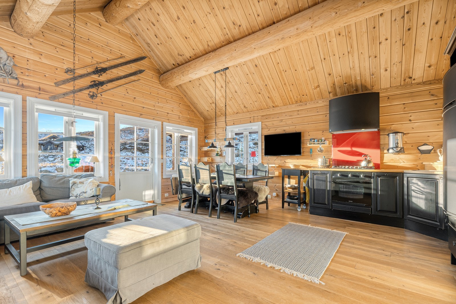 Flott, sjarmerende kjøkken med profilerte fronter og integrerte hvitevarer. Galleribilde