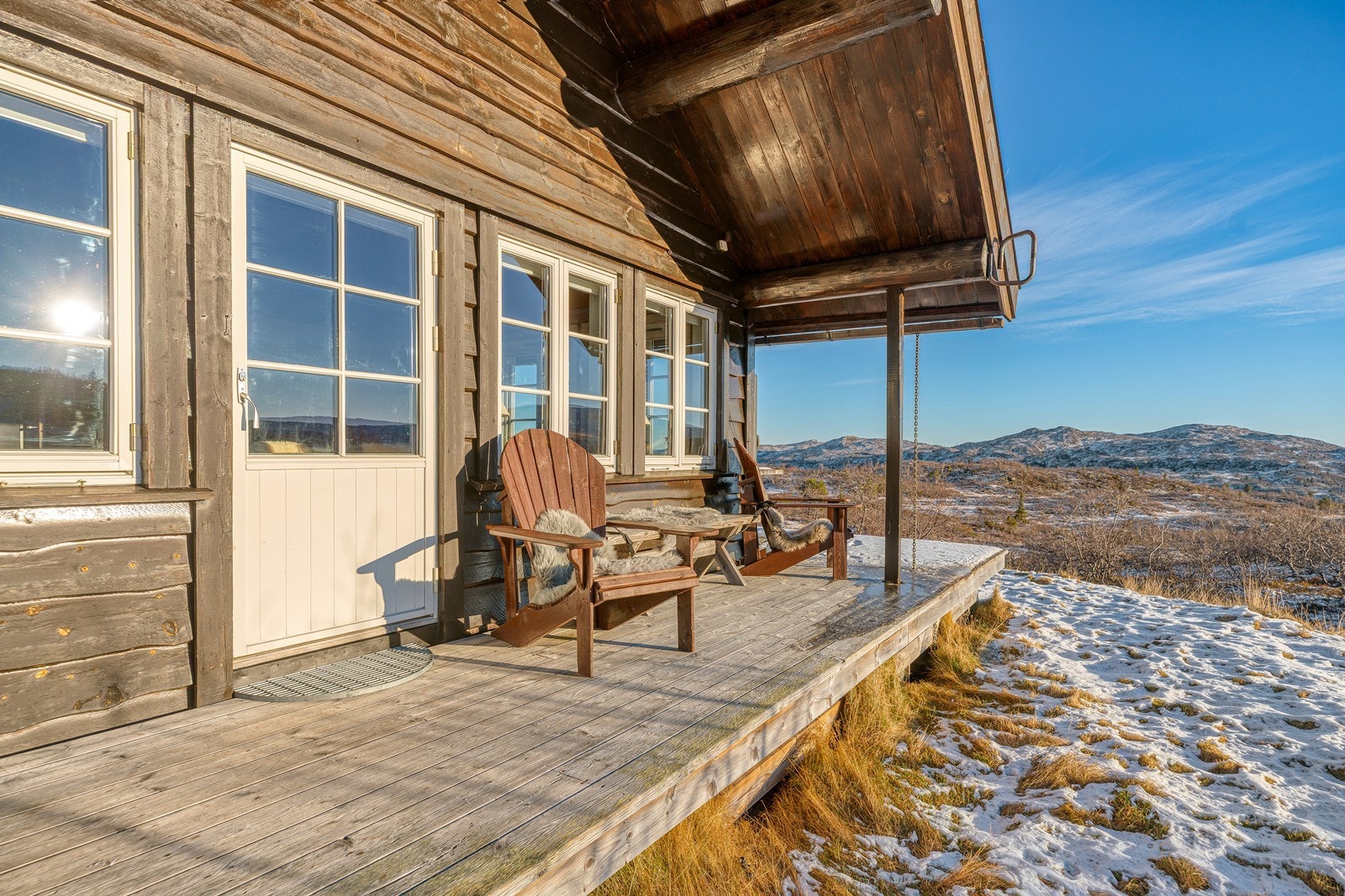 Romslig terrasse med god plass til utemøblement Galleribilde