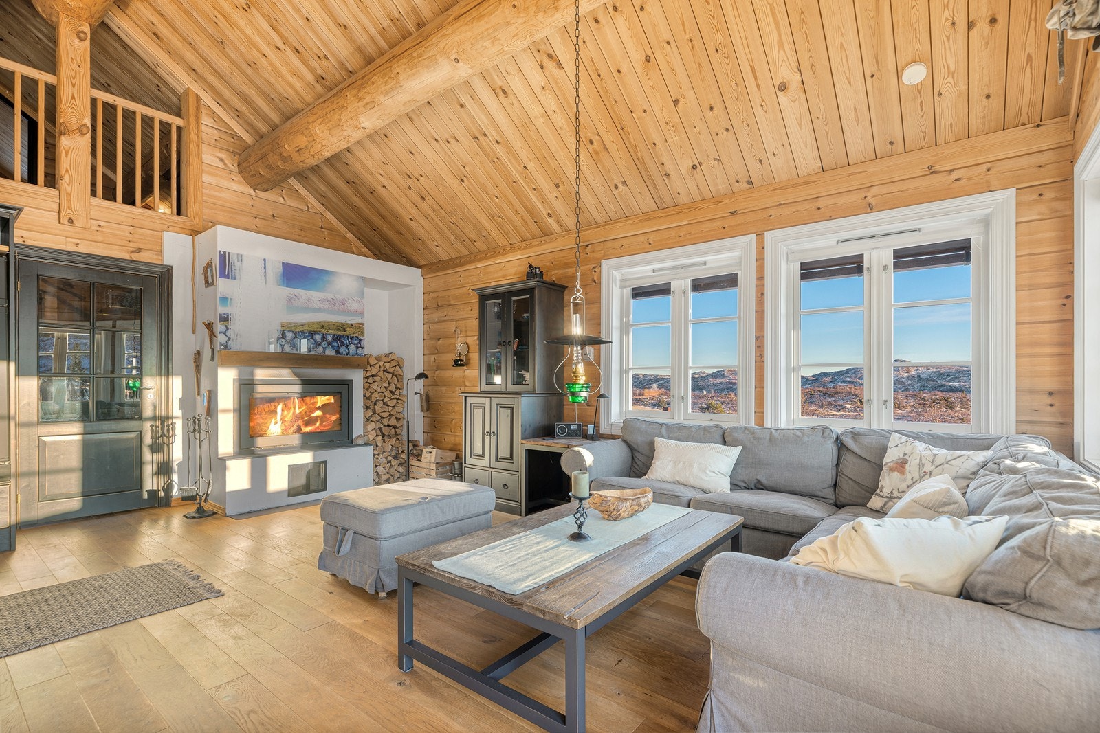 Stor, vakker peis som varmer godt på kalde dager. Galleribilde