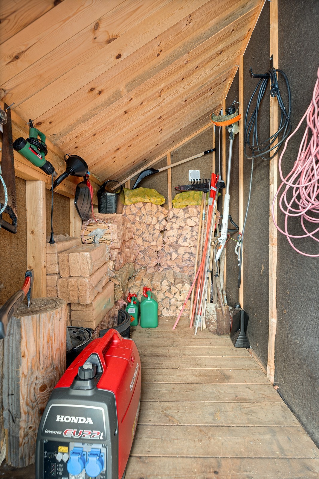 Vedbod i hytta Galleribilde