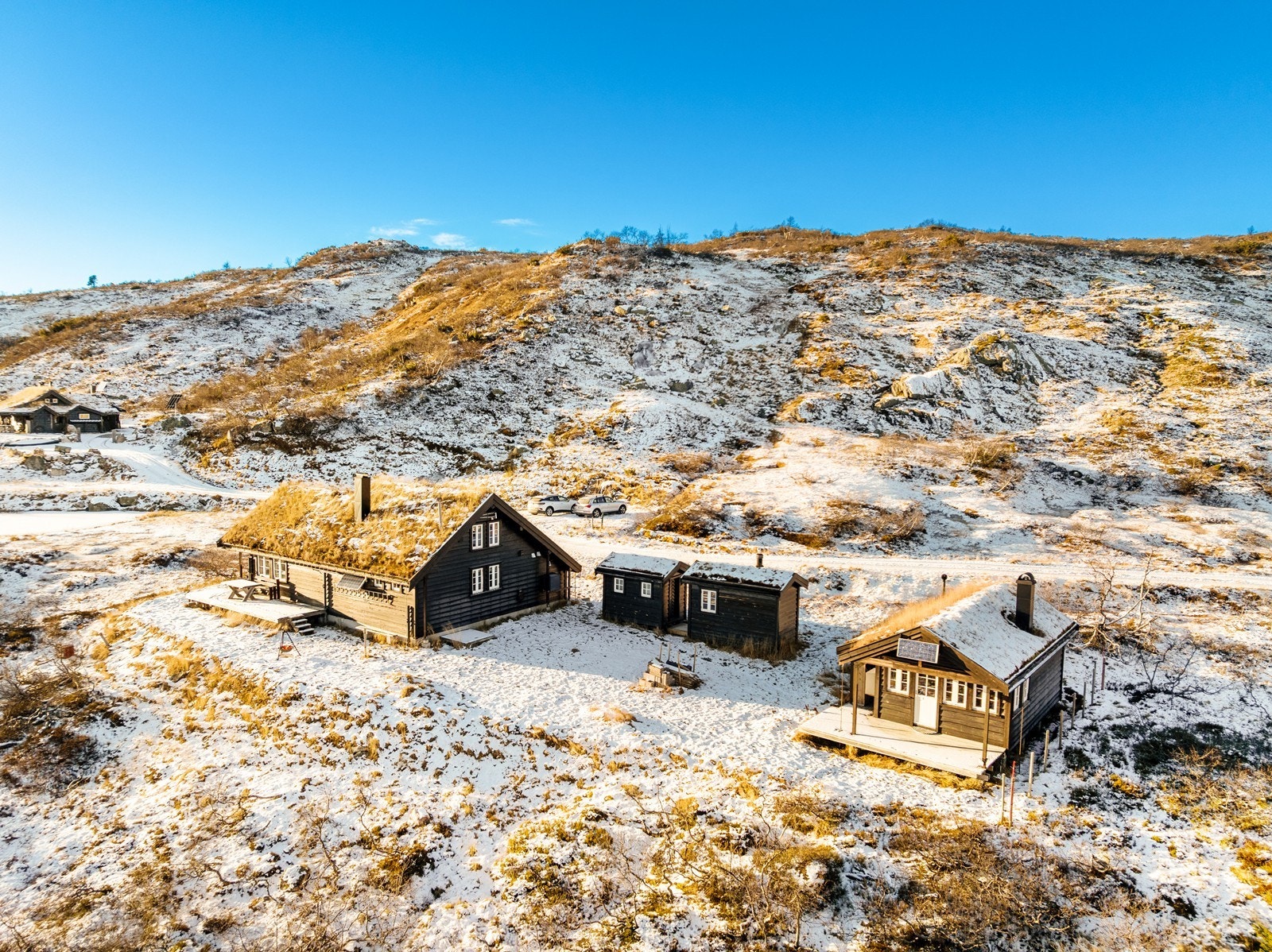 Velkommen til Raudetjønnskvæven! Fritidsboligen er presentert av Gaute Kverneland v/Aktiv Eiendomsmegling avd. Kristiansand. Foto: Ivars Upe Galleribilde