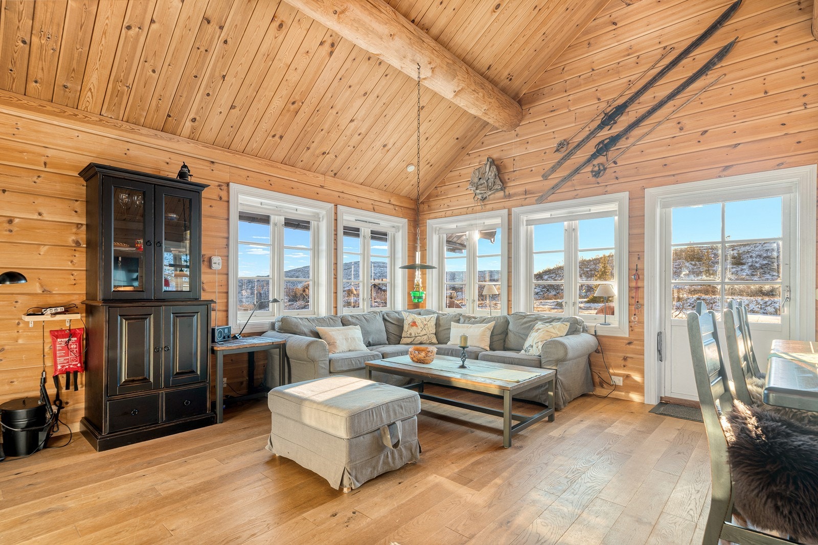 I stuen er det god plass til en komfortabel sofakrok og spisegruppe Galleribilde