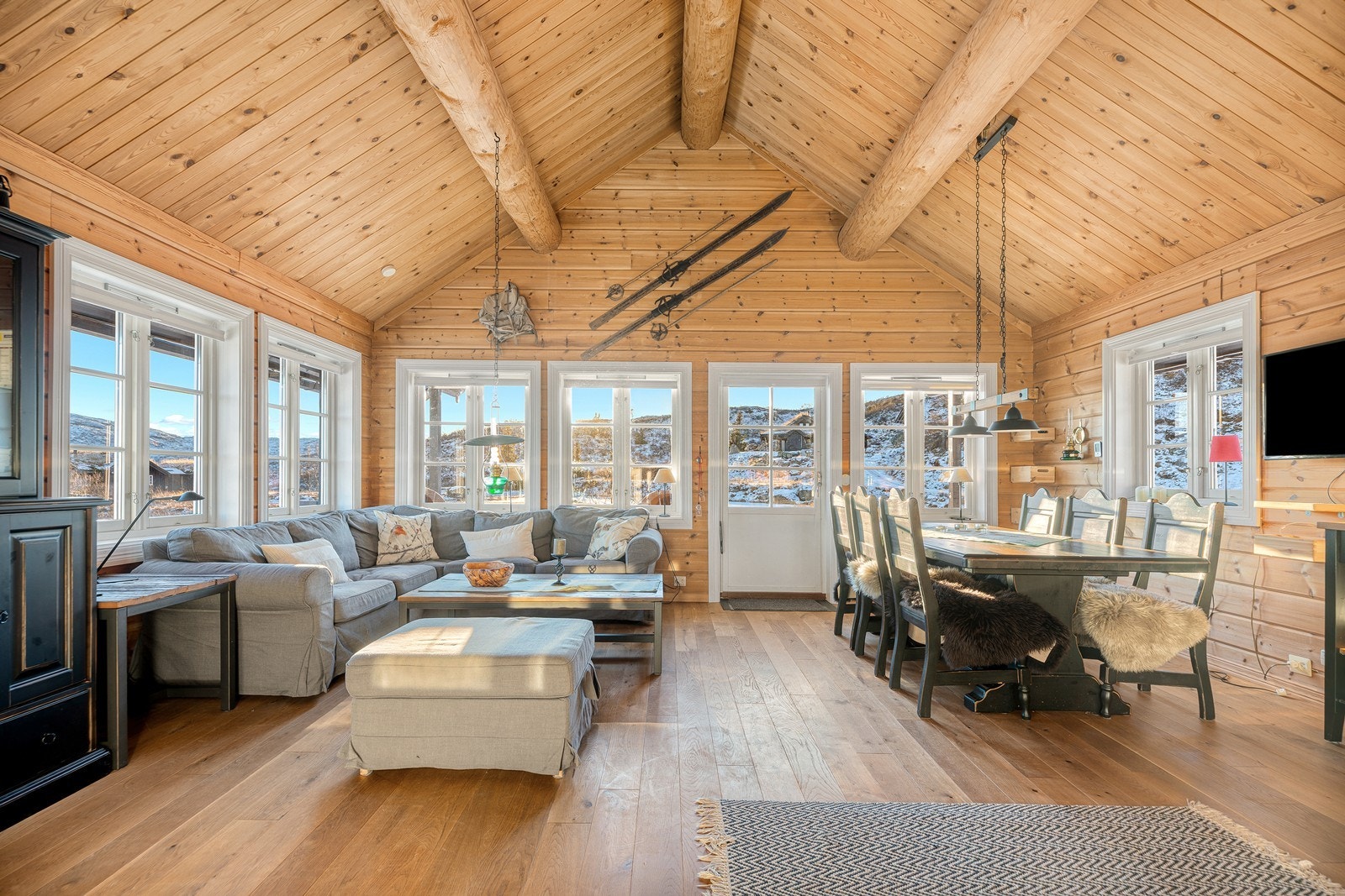 Flott hytte med store vindusflater som gir rikelig med lysinnslipp Galleribilde