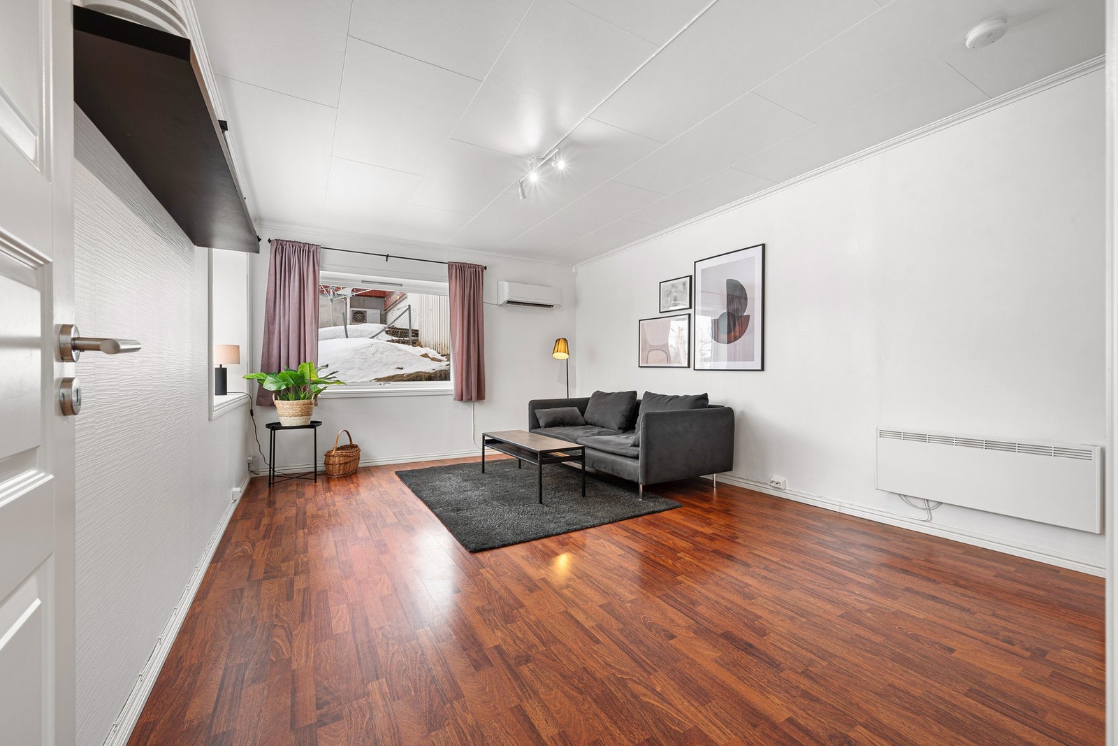 Leiligheten inneholder stue, kjøkken, bad, soverom og gang Galleribilde