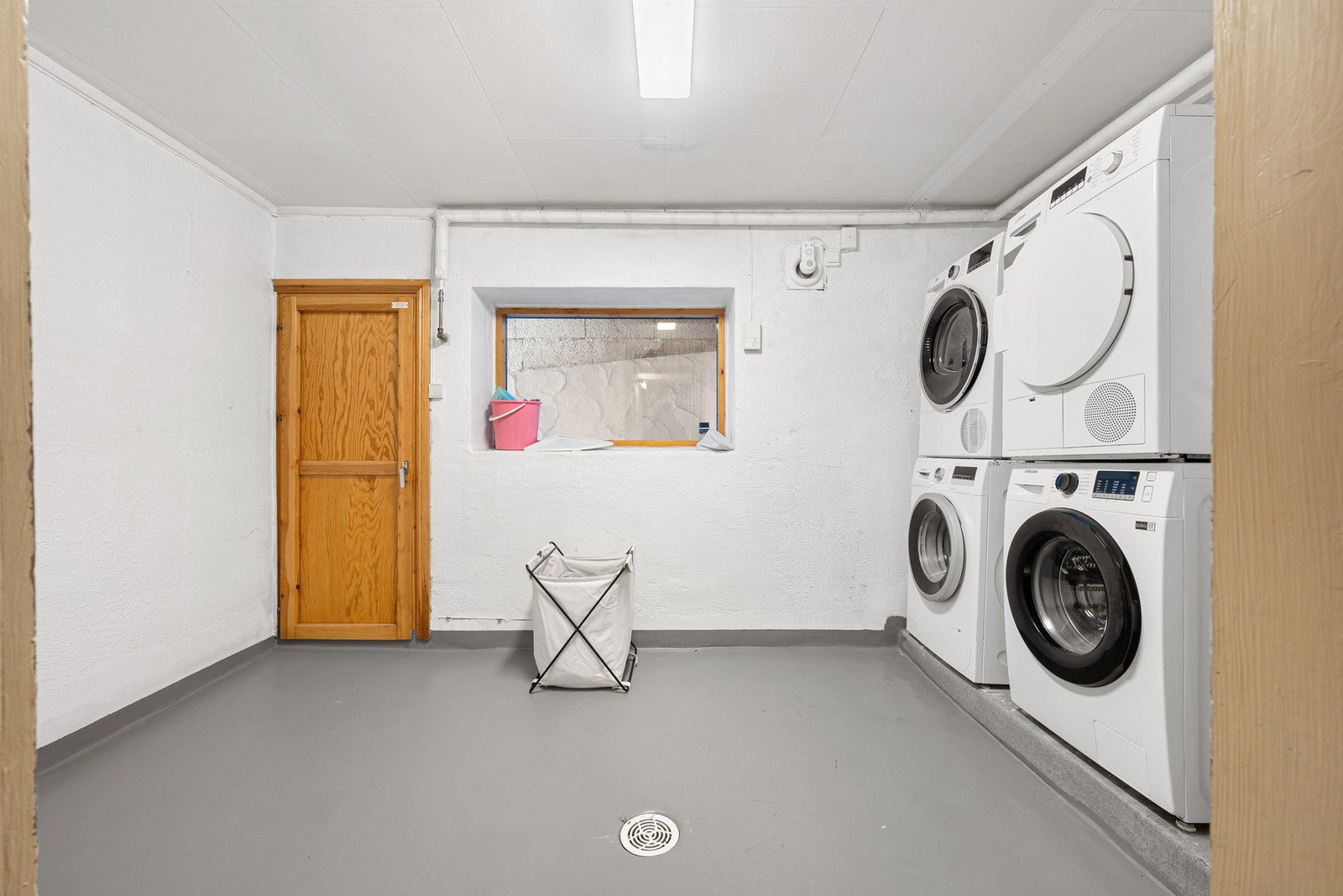 Felles vaskerom i underetasje, hvor hver seksjon har opplegg og plass til egen vaskemaskin Galleribilde