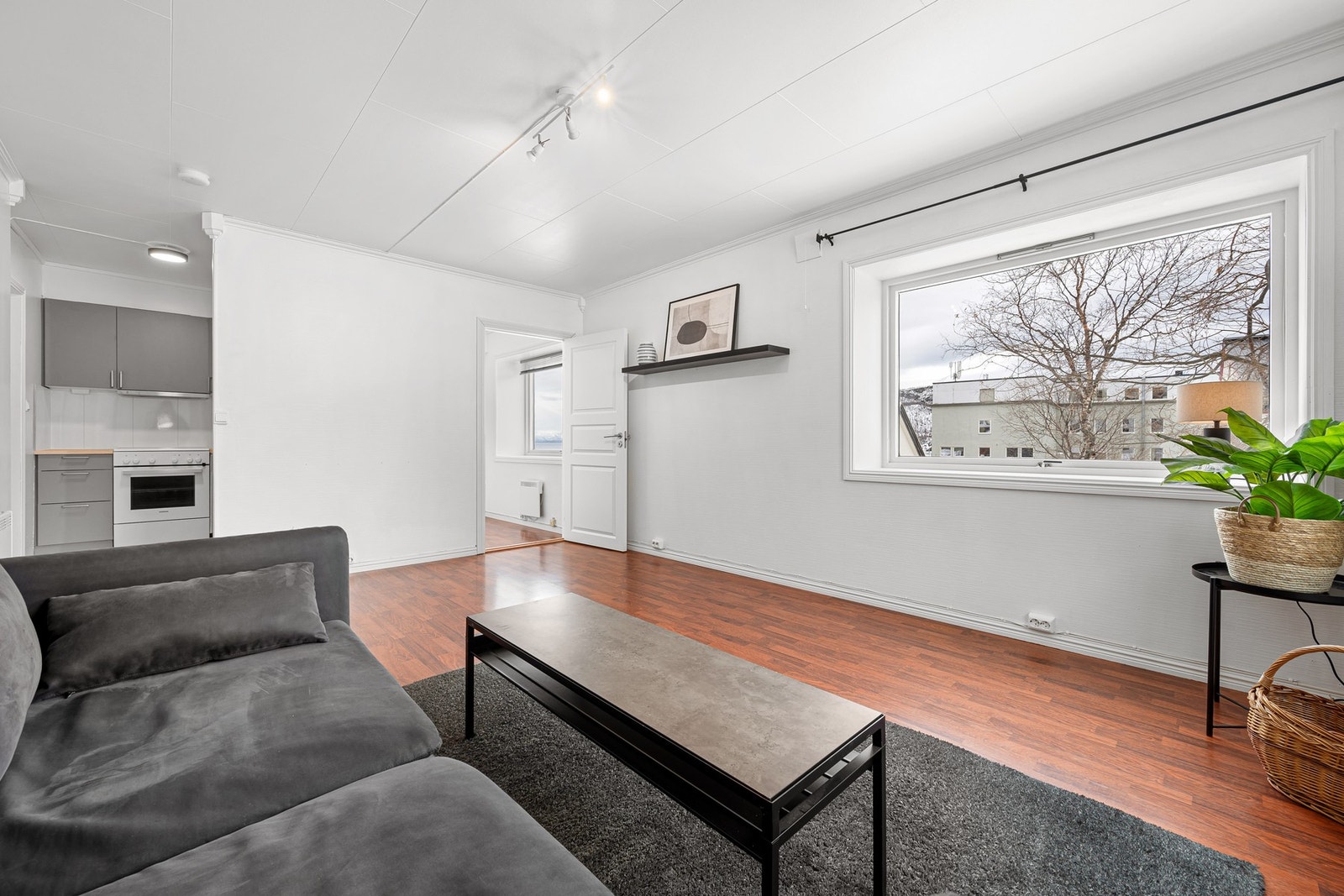 Romslig stue med god plass til sittegruppe Galleribilde