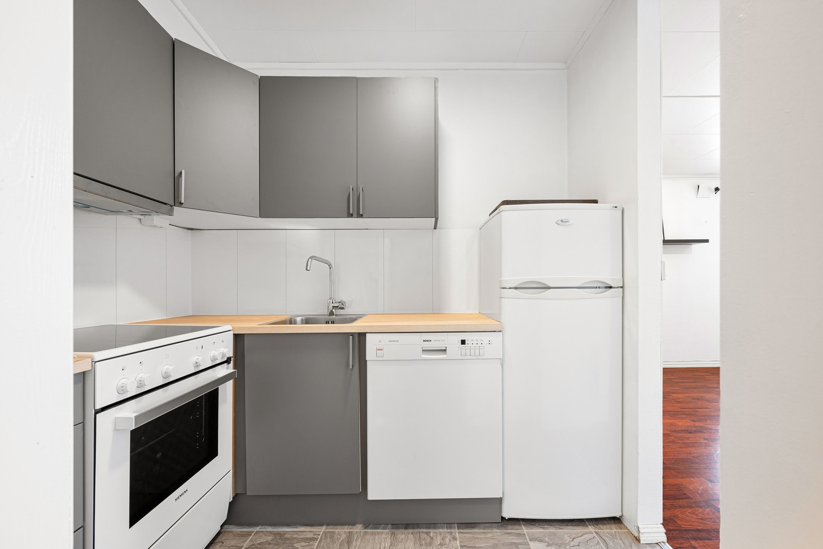 Det er plass til oppvaskmaskin, komfyr og kjøleskap Galleribilde