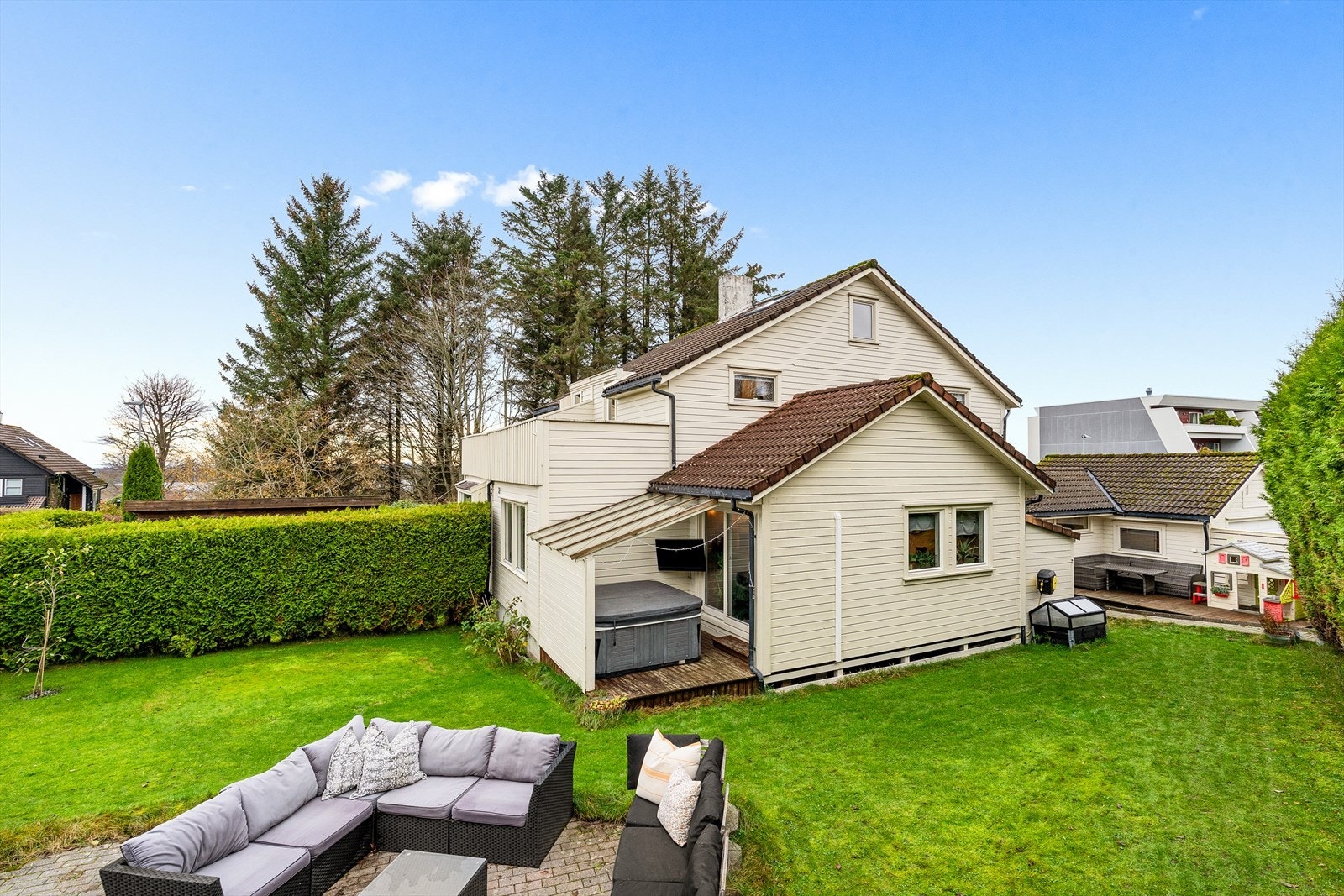 Stor hage som strekker seg rundt deler av huset Galleribilde