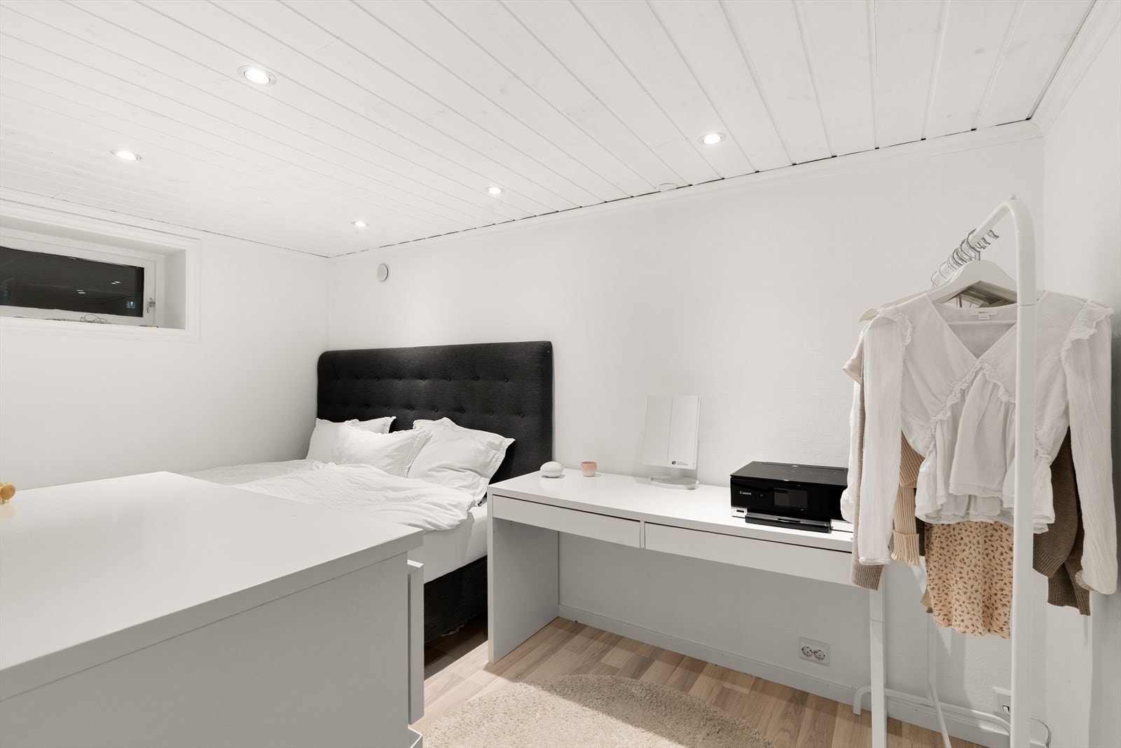 Det er to soverom i kjeller som ikke er godkjent som rom for varig opphold. Galleribilde