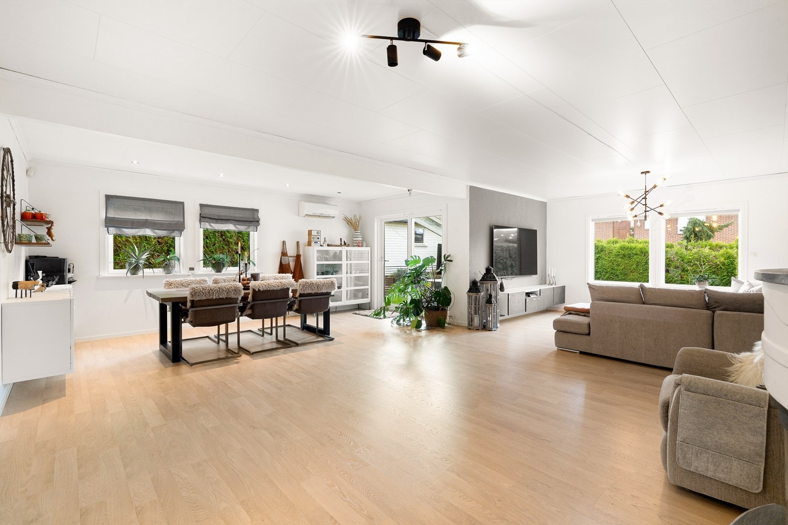 Romslig stue med plass til både sittegrupper og spisestue Galleribilde