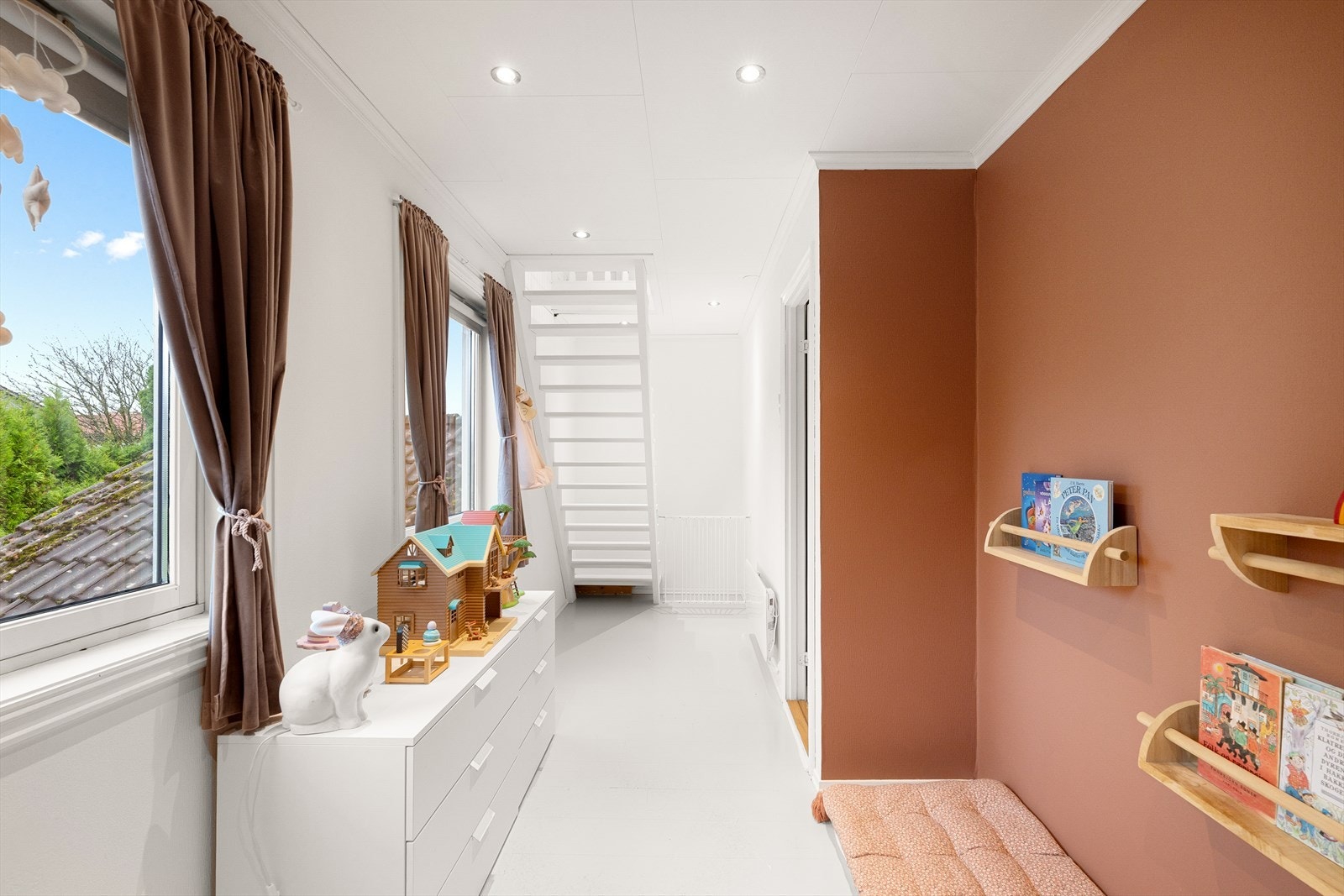 Soverom 2 har en spennende løsning med trapp opp til loftet Galleribilde