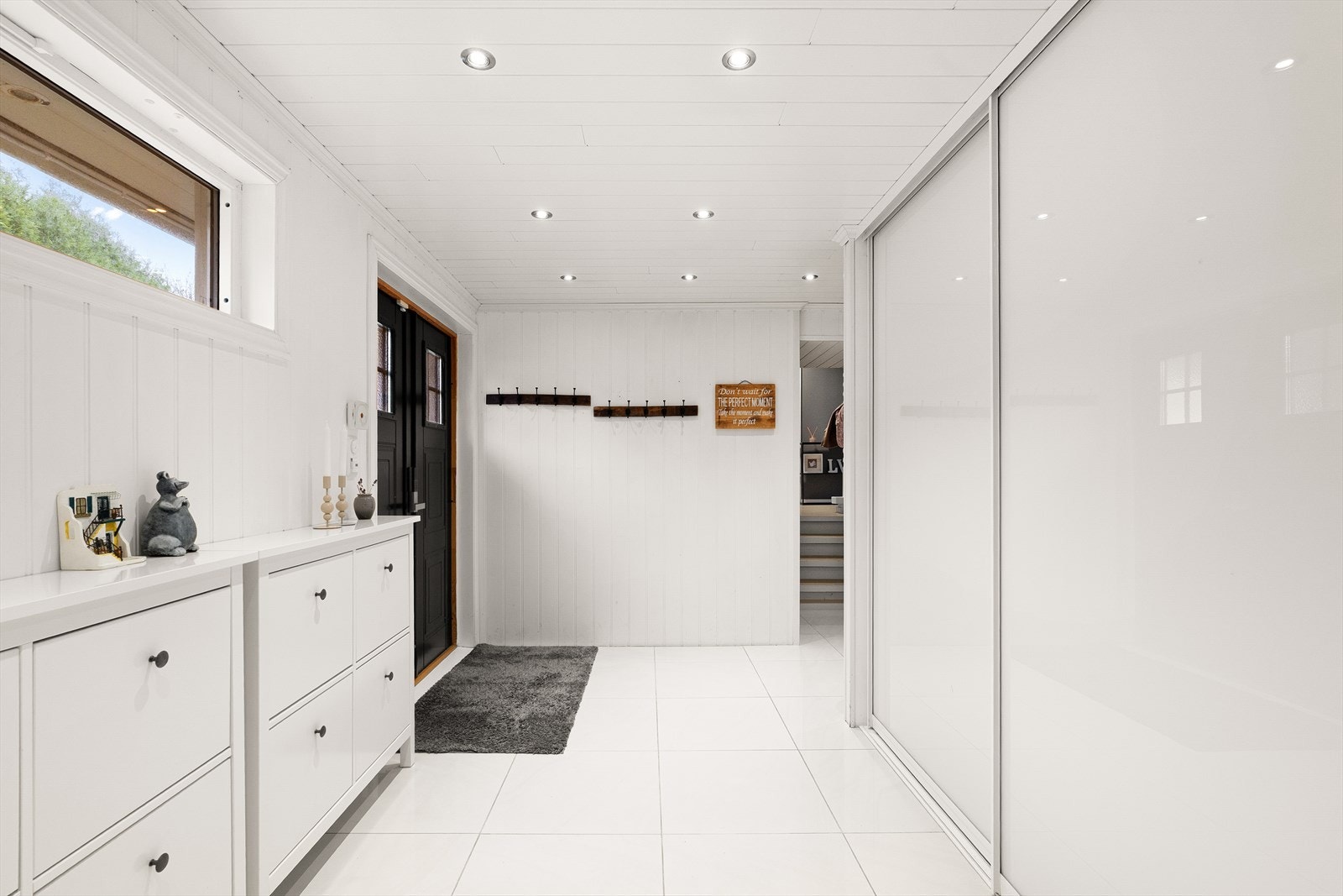 Her er det god plass til å henge fra seg yttertøy Galleribilde