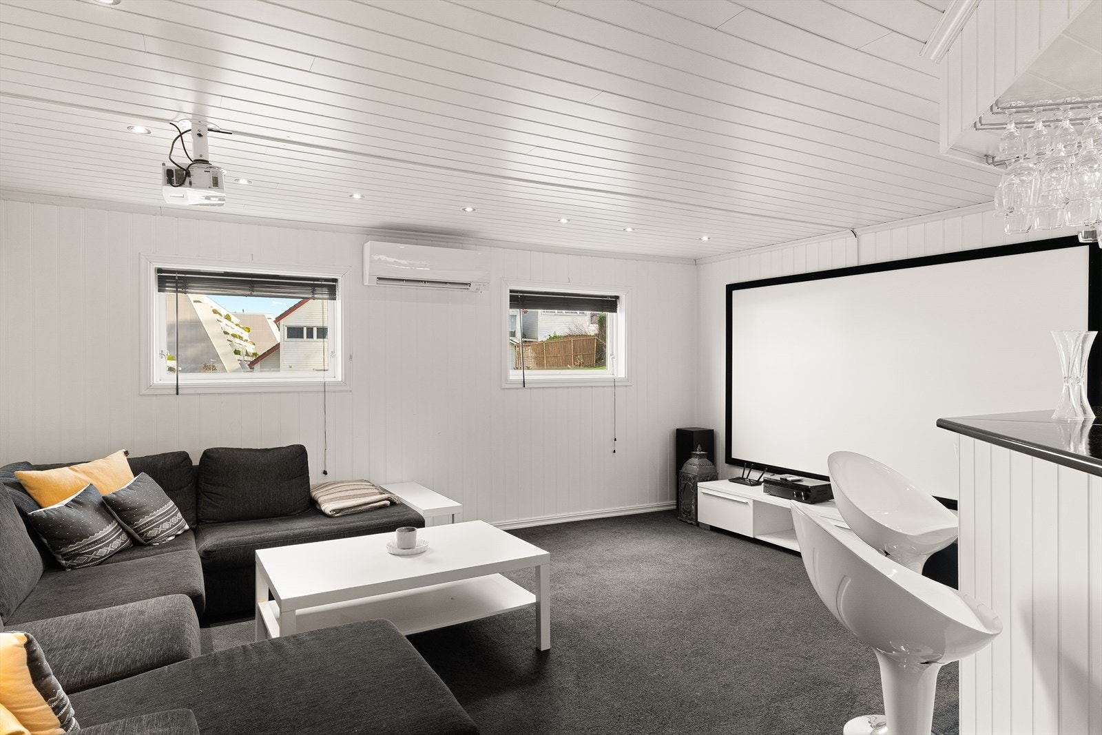 Garasjen er blitt innredet til en stilfull kino og bar Galleribilde