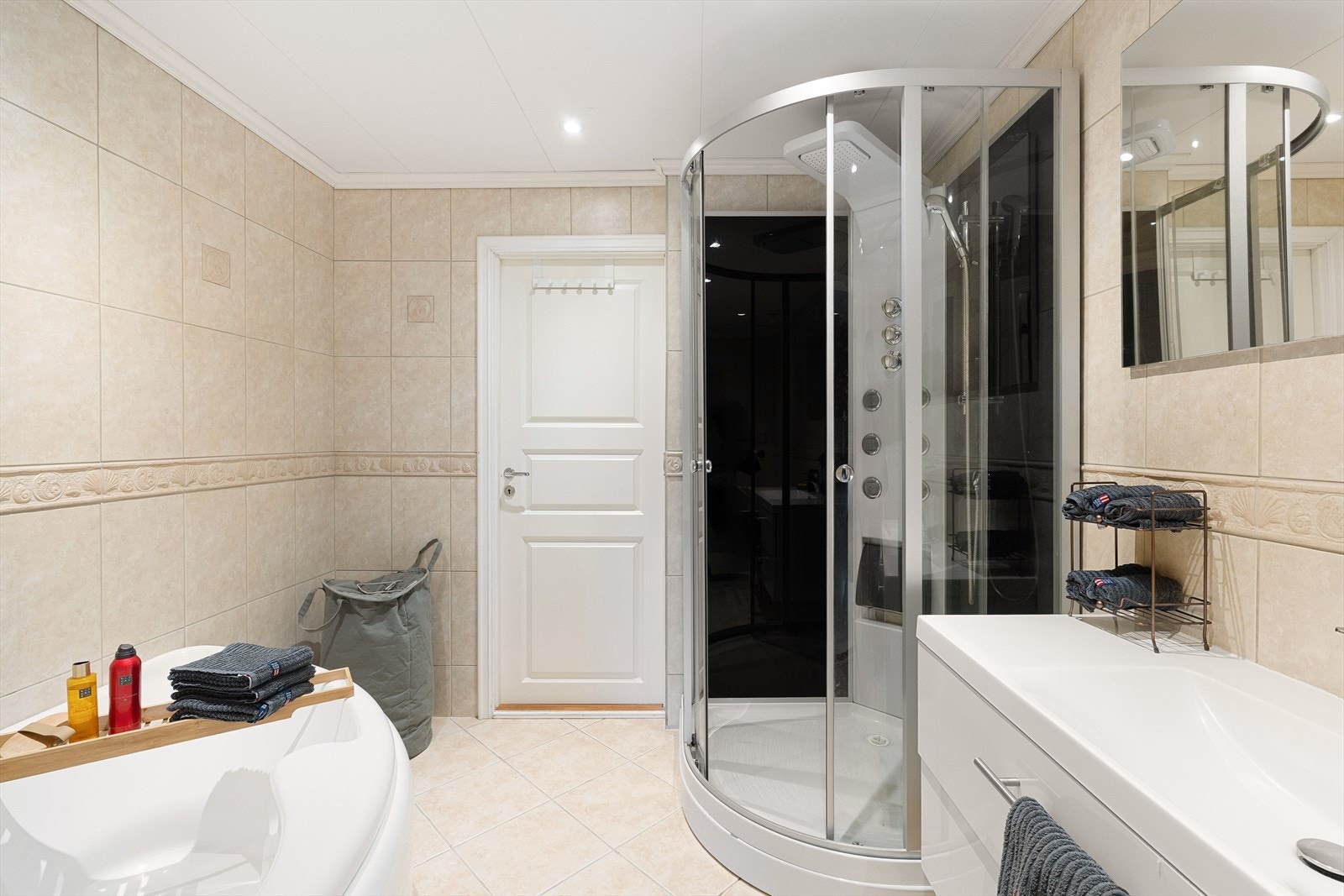 Fra badet har du direkte tilgang til et av boligens soverom Galleribilde