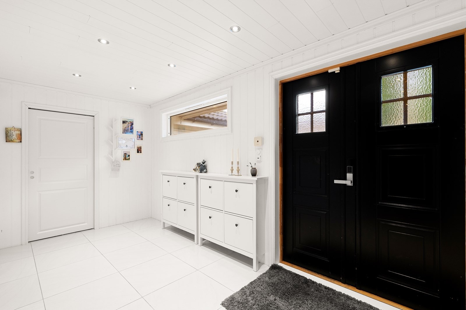 Lys og romslig entrêe Galleribilde