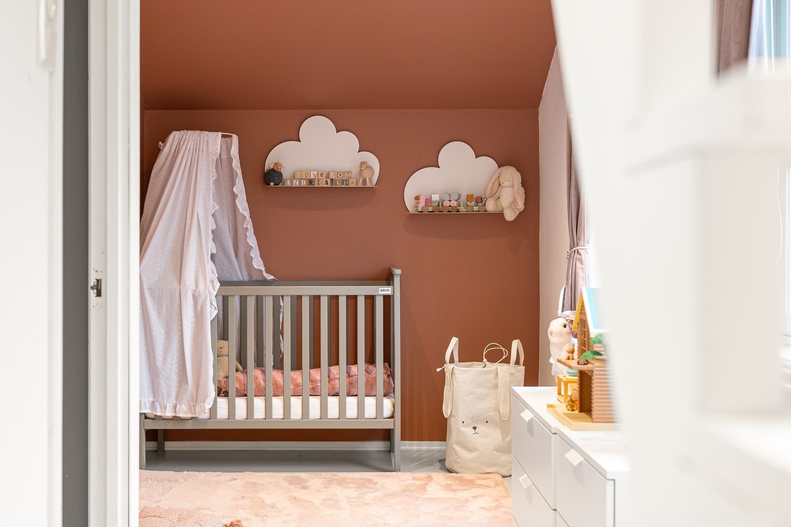 Soverom 2 er innredet til et koselig barnerom Galleribilde