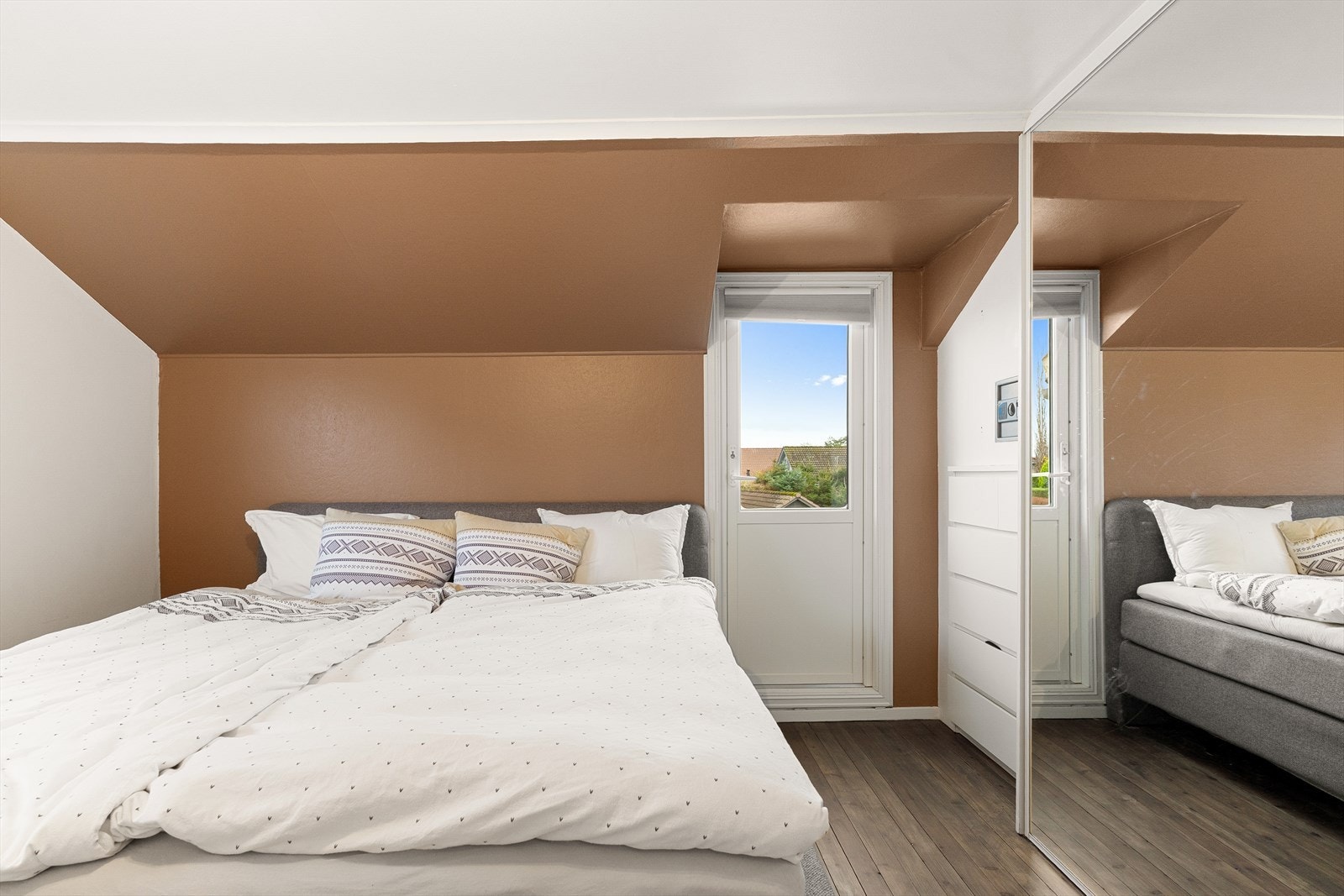 Soverom 1 har direkte tilgang til egen balkong Galleribilde