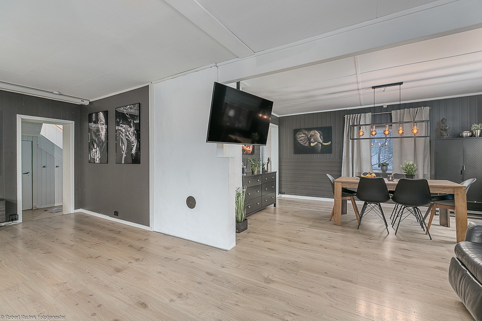 Praktisk L-form på stuen som gir plass til spisestue i tilknytning til kjøkkenet. Galleribilde