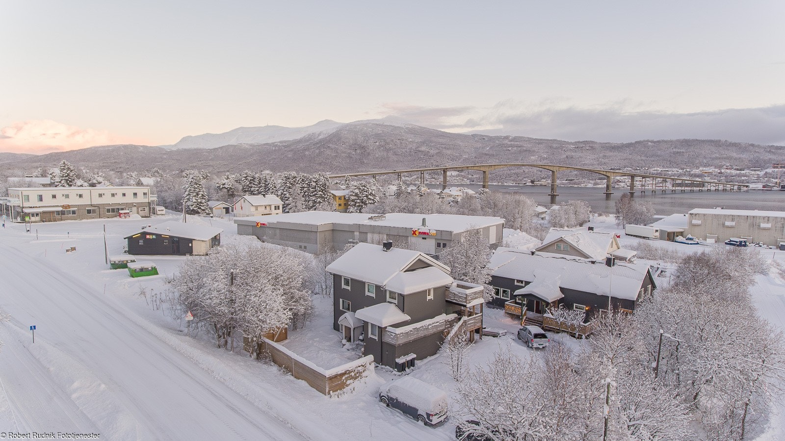 Aktiv Finnsnes presenterer Naustveien 2! Innholdsrik og delvis renovert enebolig sentralt på Silsand med mange muligheter - ny taktekking og nytt bad 2022. Foto: Robert Rudnik fototjenester. Galleribilde