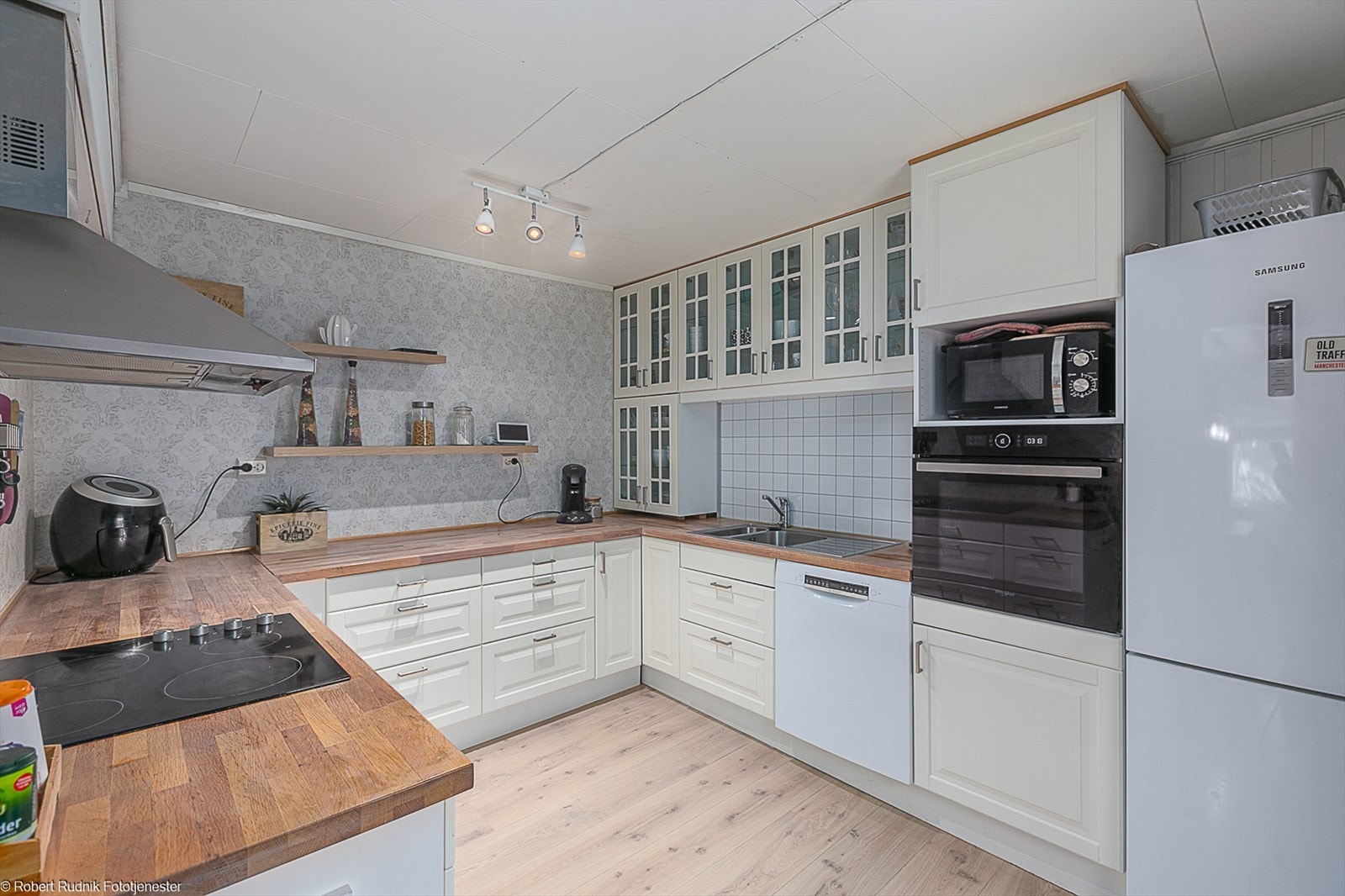 Stort kjøkken med mye benkeplass for hobbykokken. Galleribilde