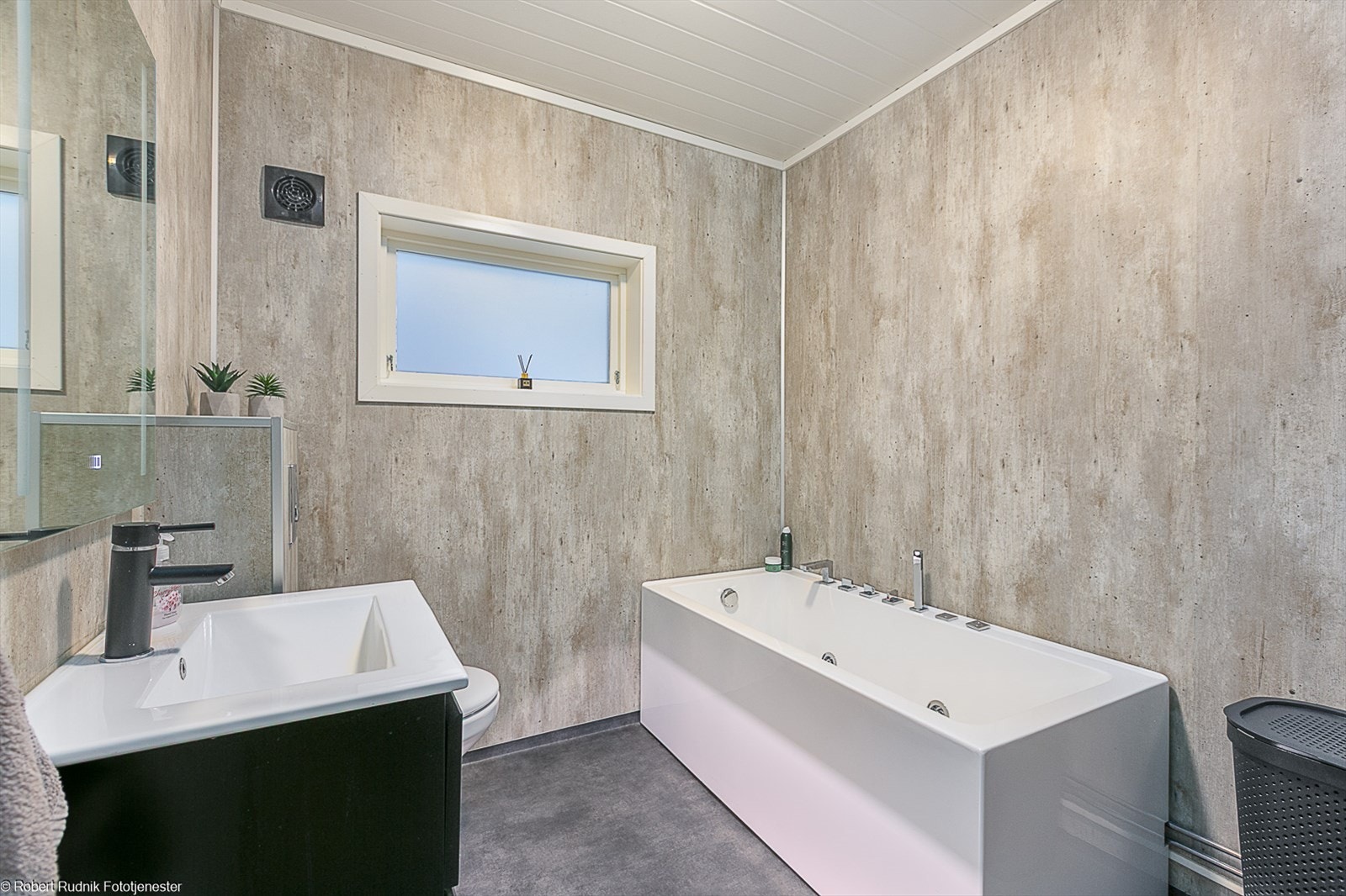 Badet ble renovert i 2022 og har varme i gulvet. Galleribilde