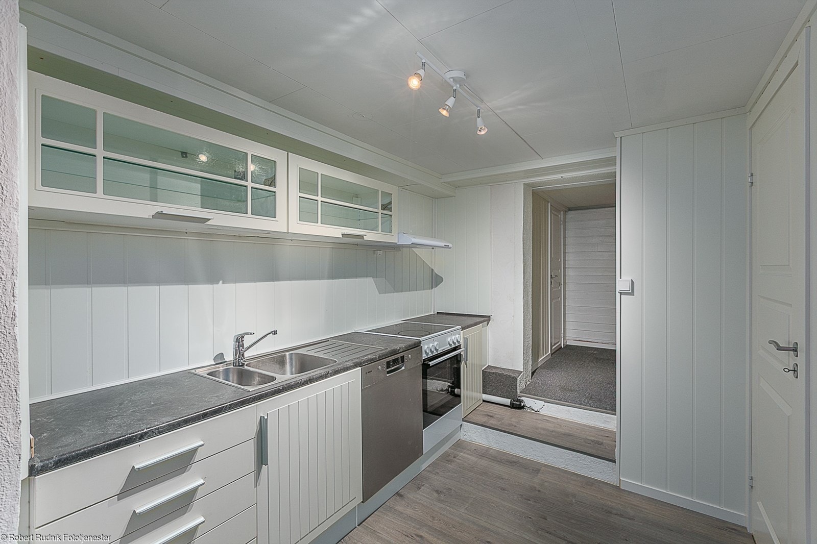 Praktisk kjøkken med benkeplass og oppbevaring i skap. Galleribilde