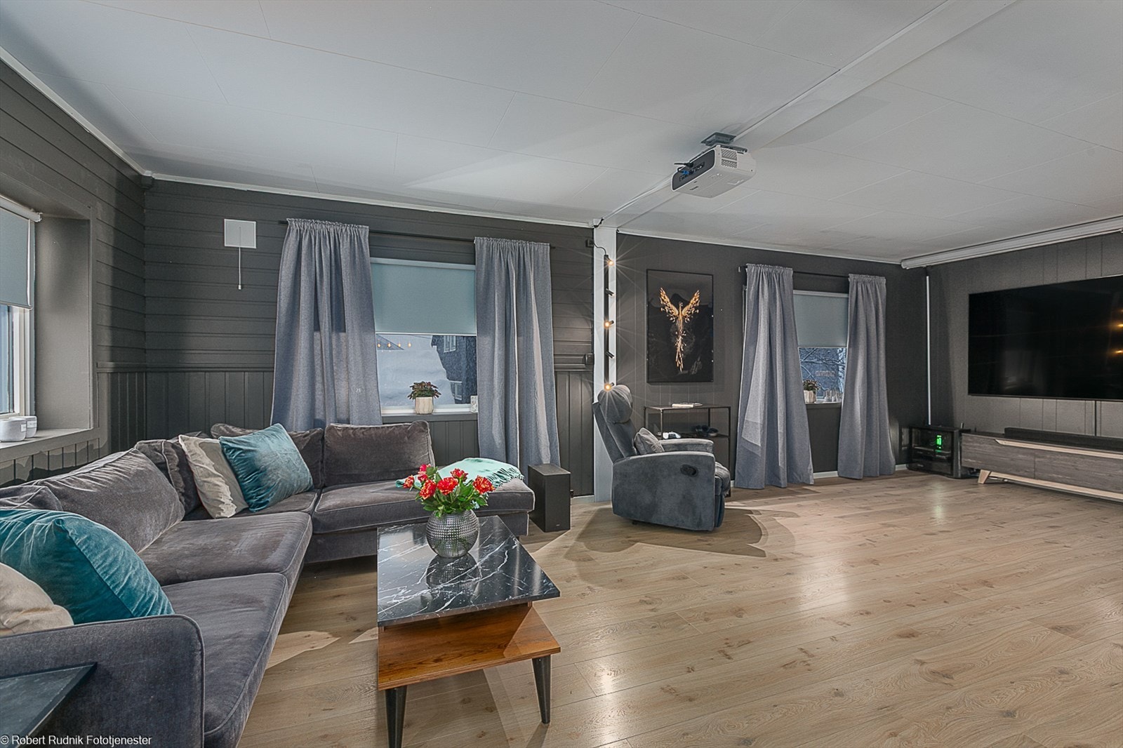 Stuen i første etasje er romslig og har gode muligheter for ønsket møblering. Galleribilde