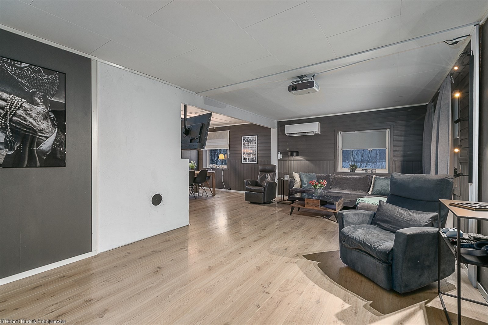 Rikelig med vindusflater som slipper inn naturlig lys og gir en god romfølelse. Galleribilde