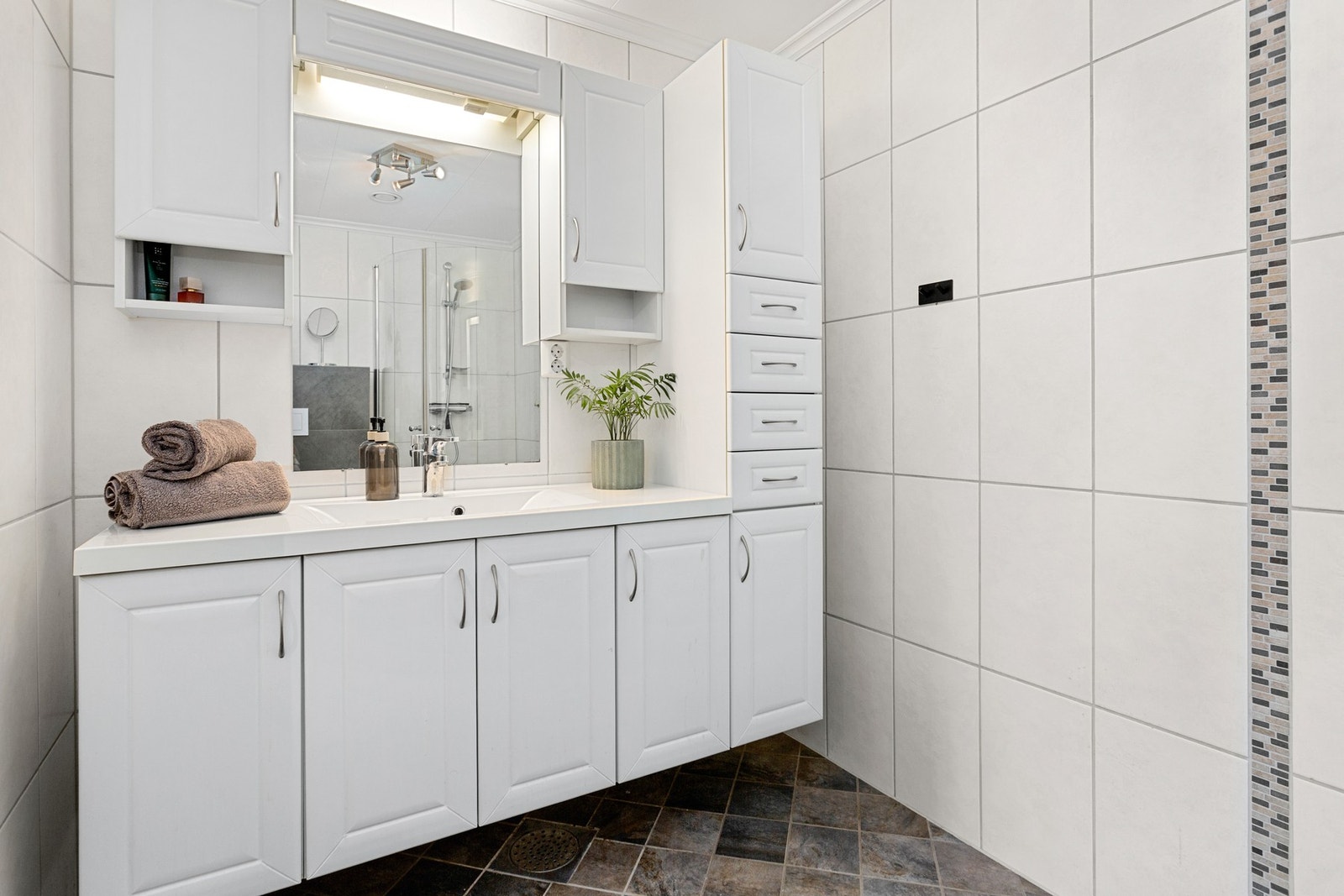 Badet er flislagt og har varme i gulv. Galleribilde