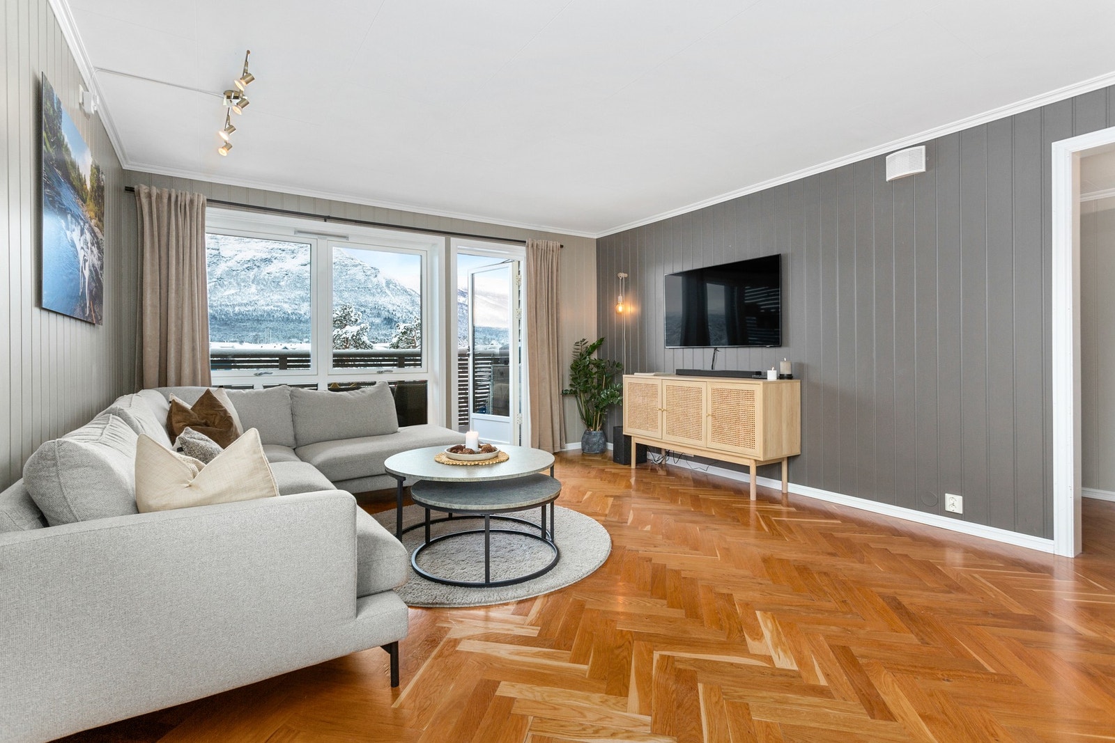 Fra stuen er det utgang til veranda. Galleribilde