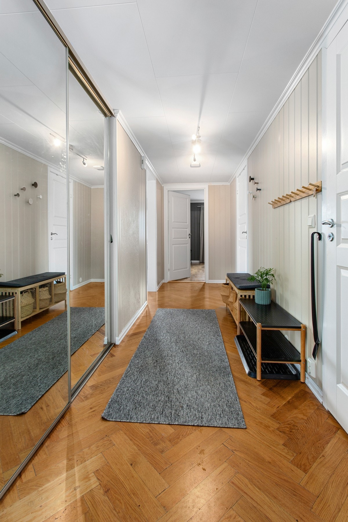 Gangen er på 8,5m² og har smart garderobeløsning. Galleribilde