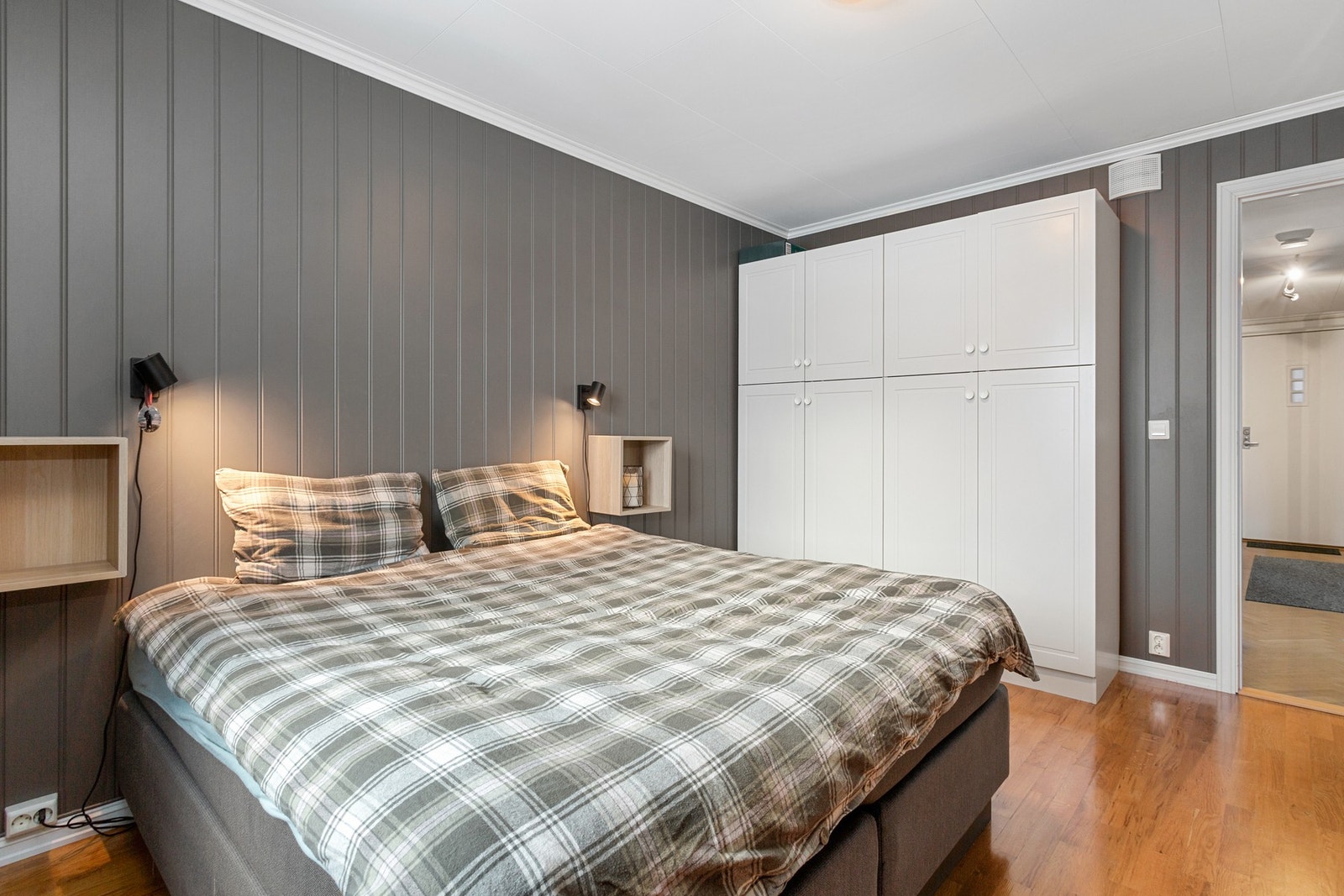 Soverommet er i dag innredet med garderobe skap. Galleribilde