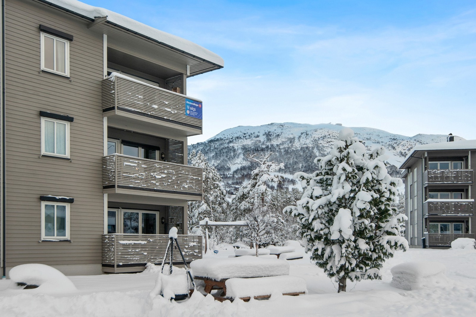 Sameiets eiendom er pent opparbeidet med fine utesoner. Galleribilde