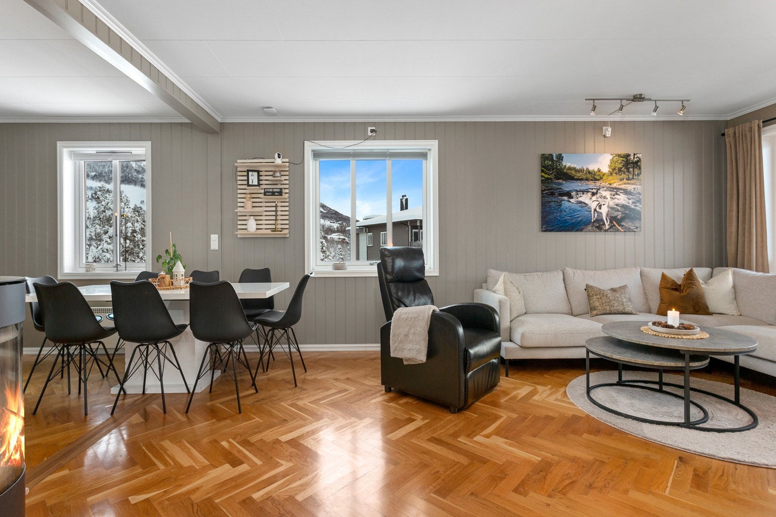 Stue/kjøkken har gjennomgående fiskebeins parkett. Galleribilde