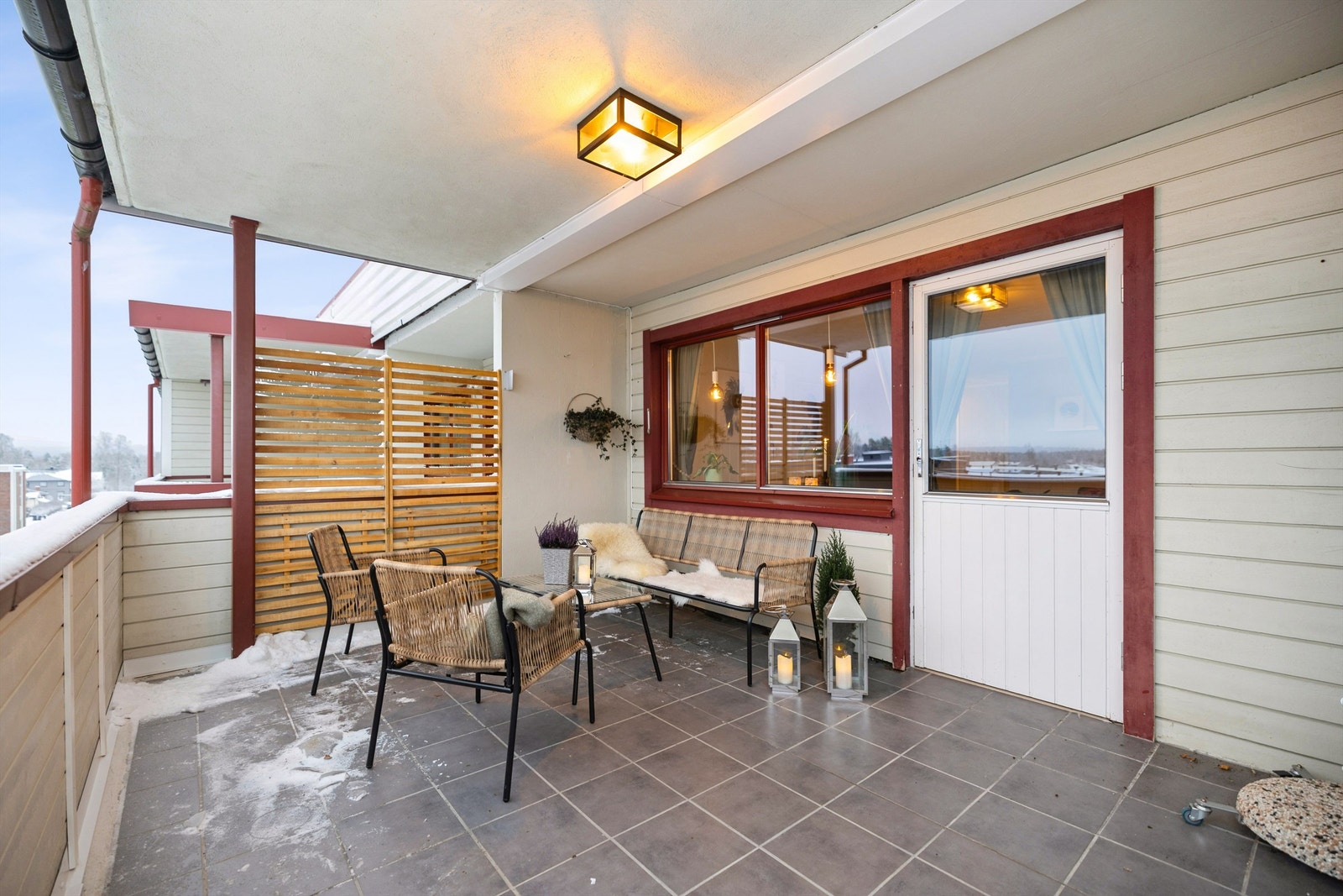 Gulvet på balkongen er flislagt, noe som er både praktisk og lett å vedlikeholde. Galleribilde