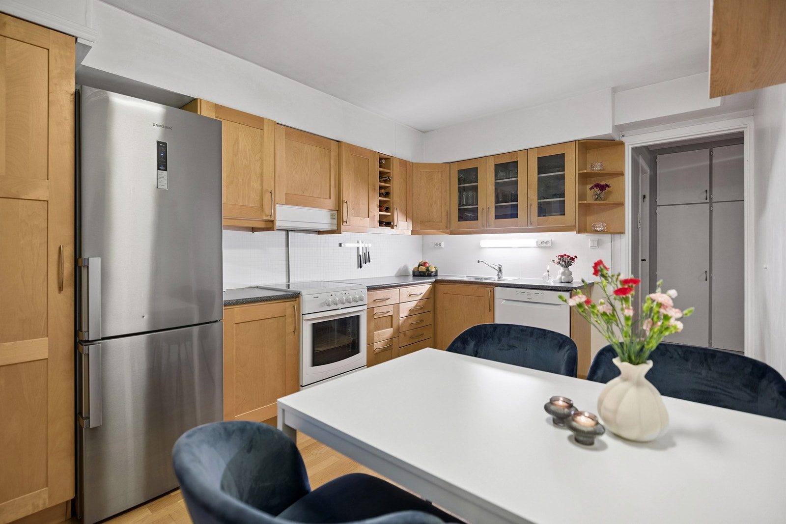 Kjøkkenet er praktisk innredet med god skap- og benkeplass, samt plass til spisebord. Galleribilde