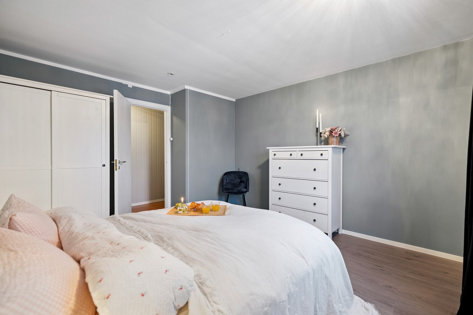 Det er god plass til garderobeskap for effektiv oppbevaring. Galleribilde