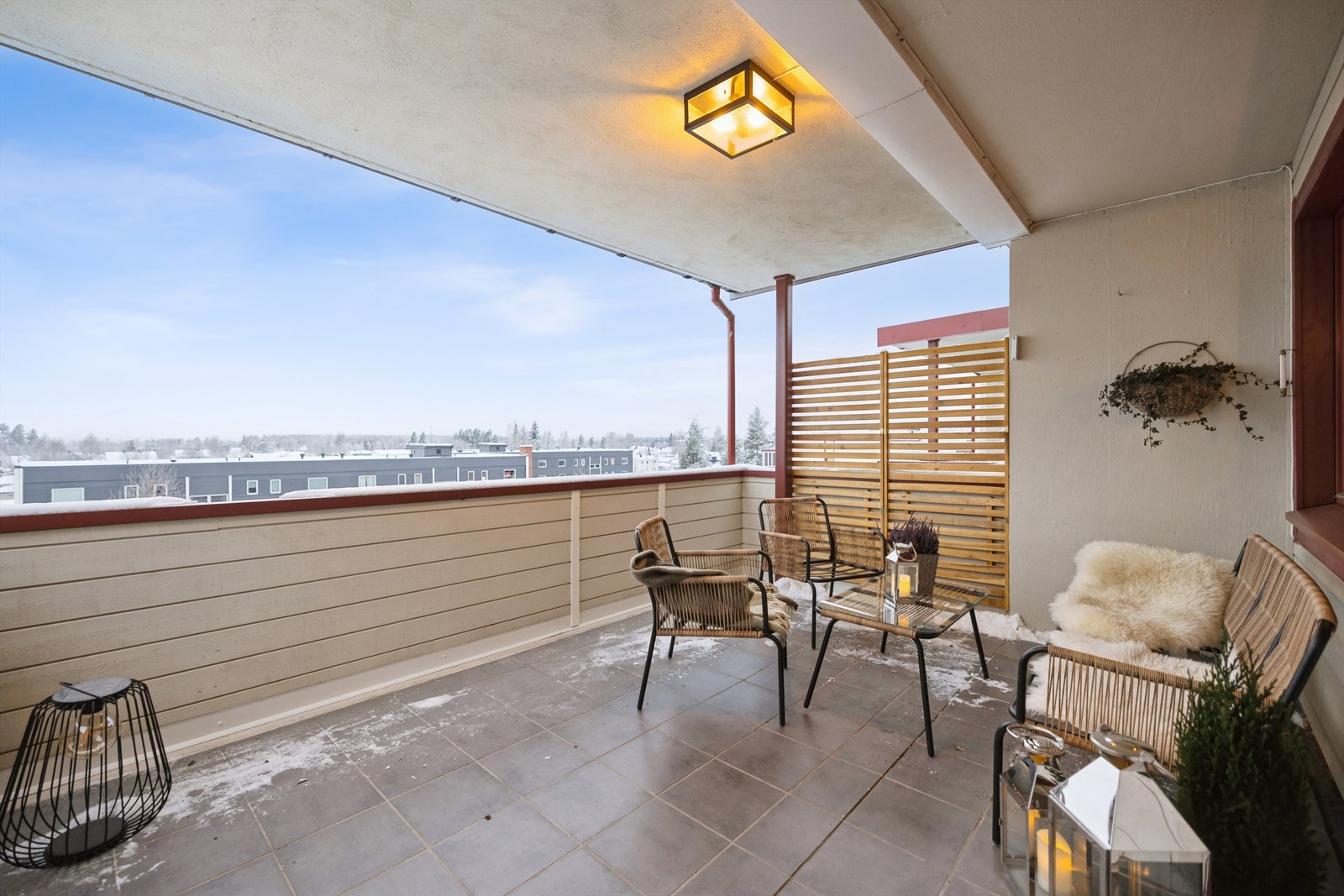 Den romslige uteplassen har god plass til en sittegruppe og annen møblering. Galleribilde