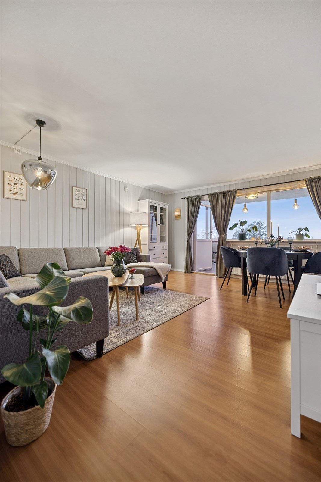 Store vindusflater og utgang til balkongen gir rikelig med naturlig lys. Galleribilde