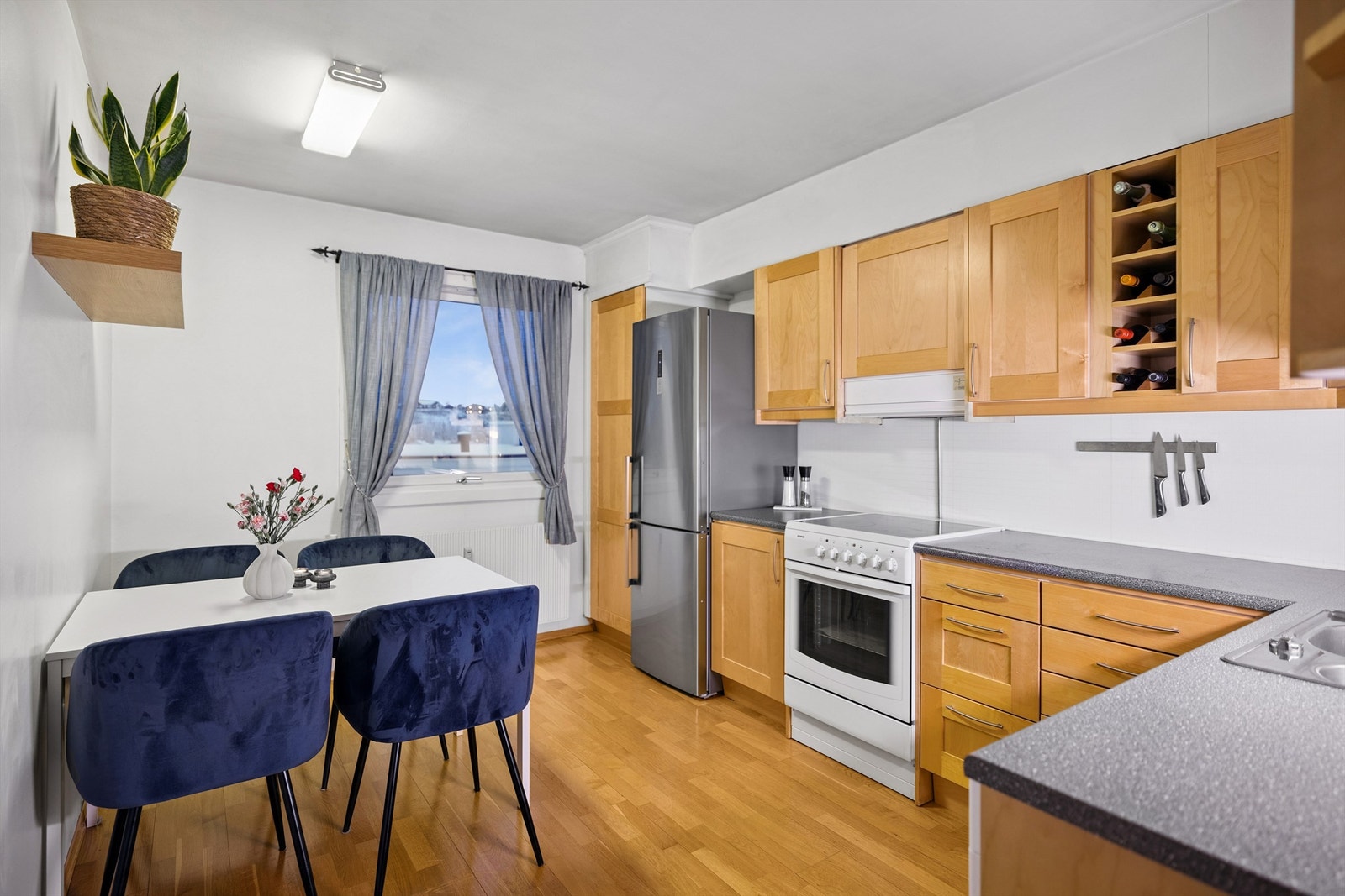 Det er opplegg for oppvaskmaskin og plass til frittstående kjøleskap og komfyr. Galleribilde