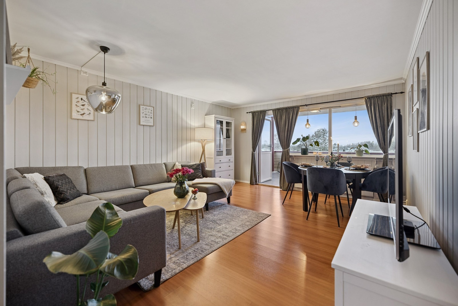 Stuen er et lyst og romslig oppholdsrom med plass til både sofagruppe og spisebord. Galleribilde