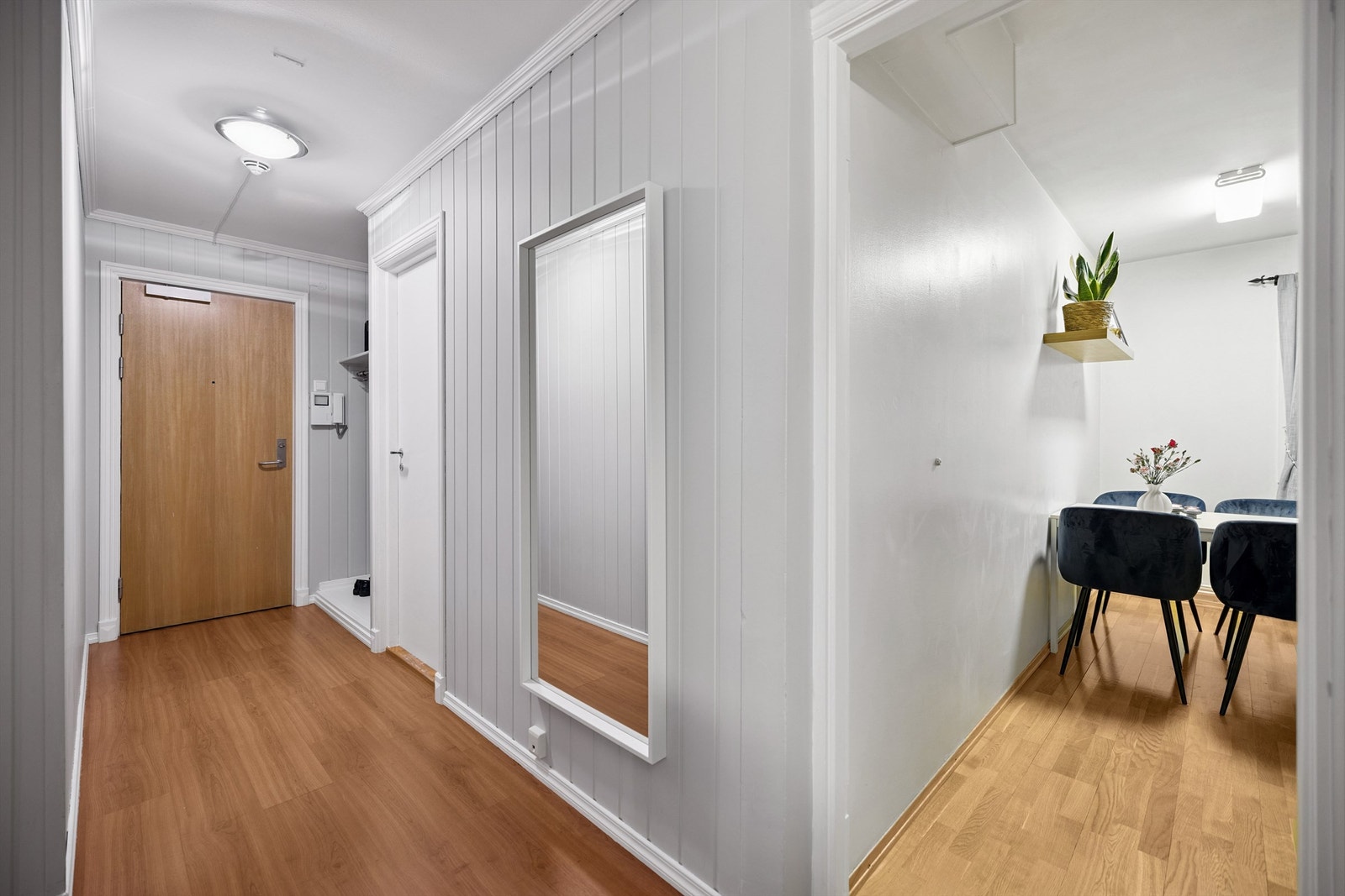 Gangen har gjennomgående laminatgulv som skaper en helhetlig følelse. Galleribilde