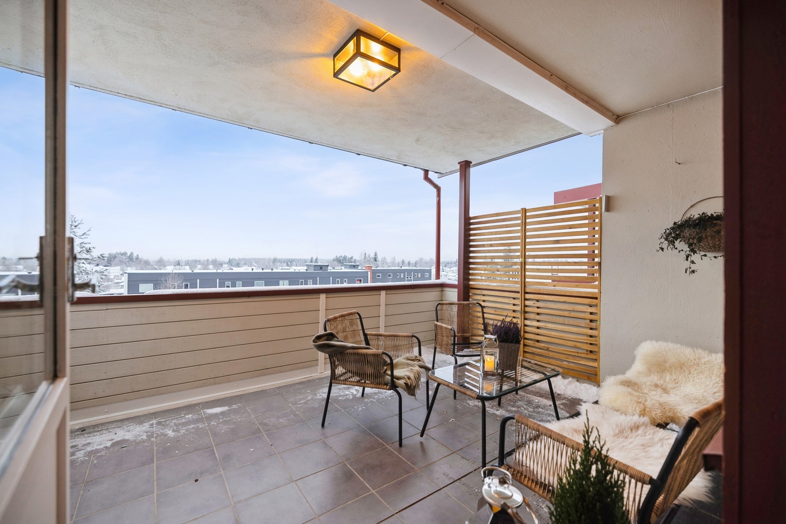 Fra stuen er det direkte utgang til terrassen. Dette gir en god forlengelse av stuen på varme dager. Galleribilde