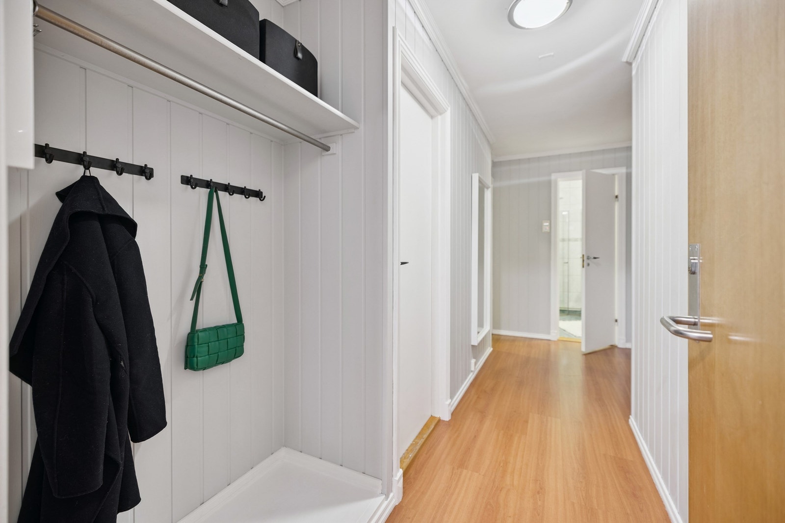 Inngangspartiet har en praktisk, åpen garderobeløsning for yttertøy og sko. Galleribilde