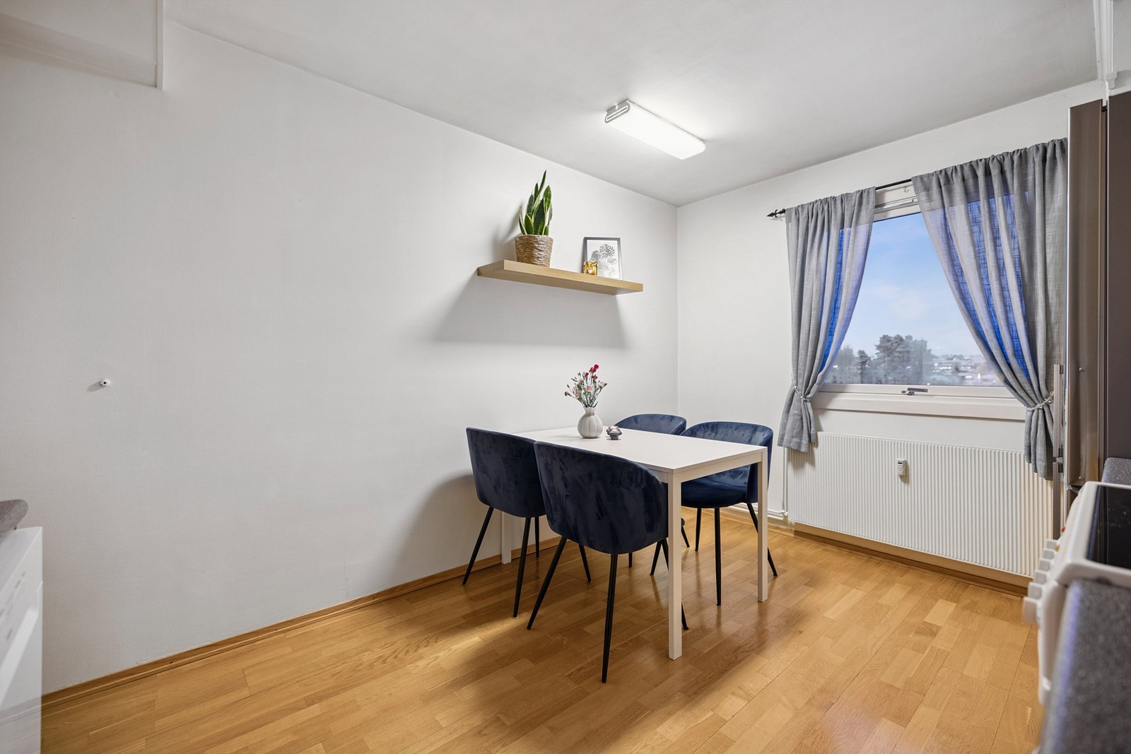 En hyggelig spiseplass ved vinduet gir ekstra funksjonalitet til kjøkkenet. Galleribilde