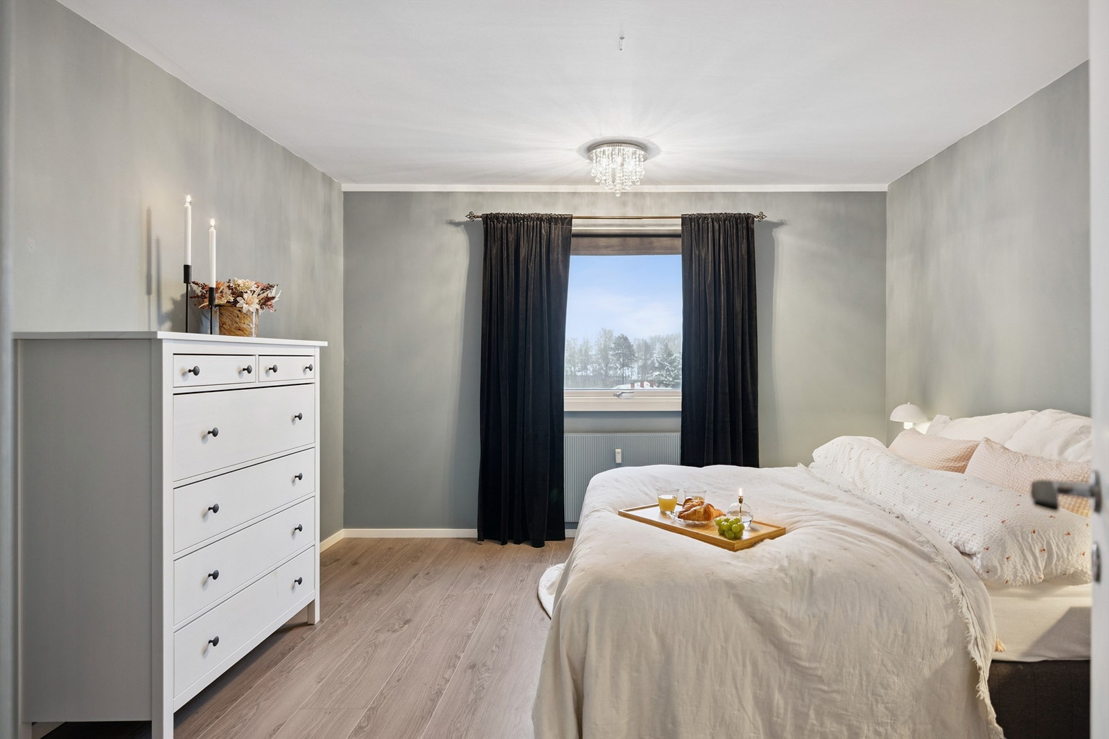 Soverommet har en god størrelse med plass til dobbeltseng og kommode. Galleribilde