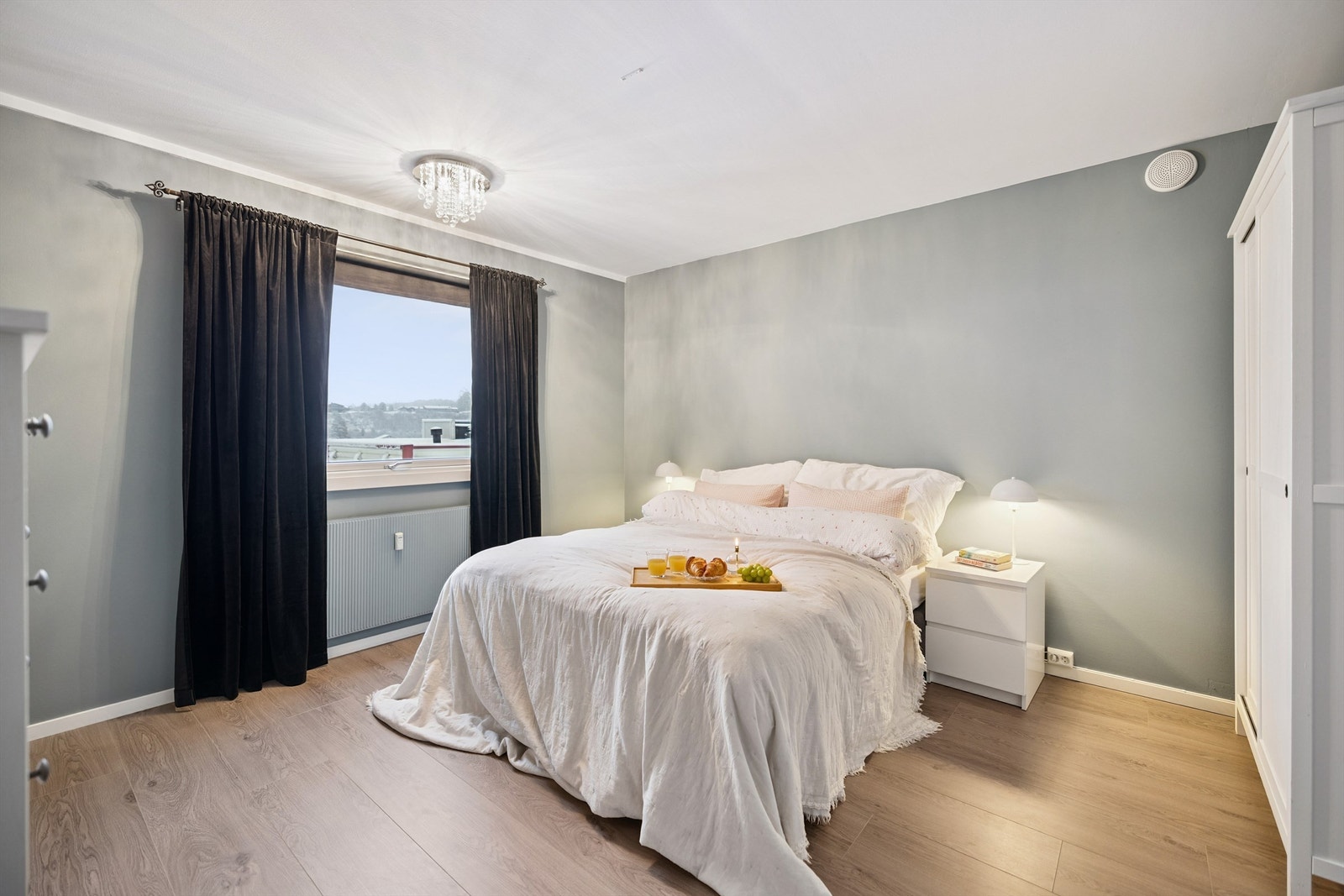 Rommet har malte veggflater og laminat på gulvet, og et stort vindu gir godt lysinnslipp. Galleribilde